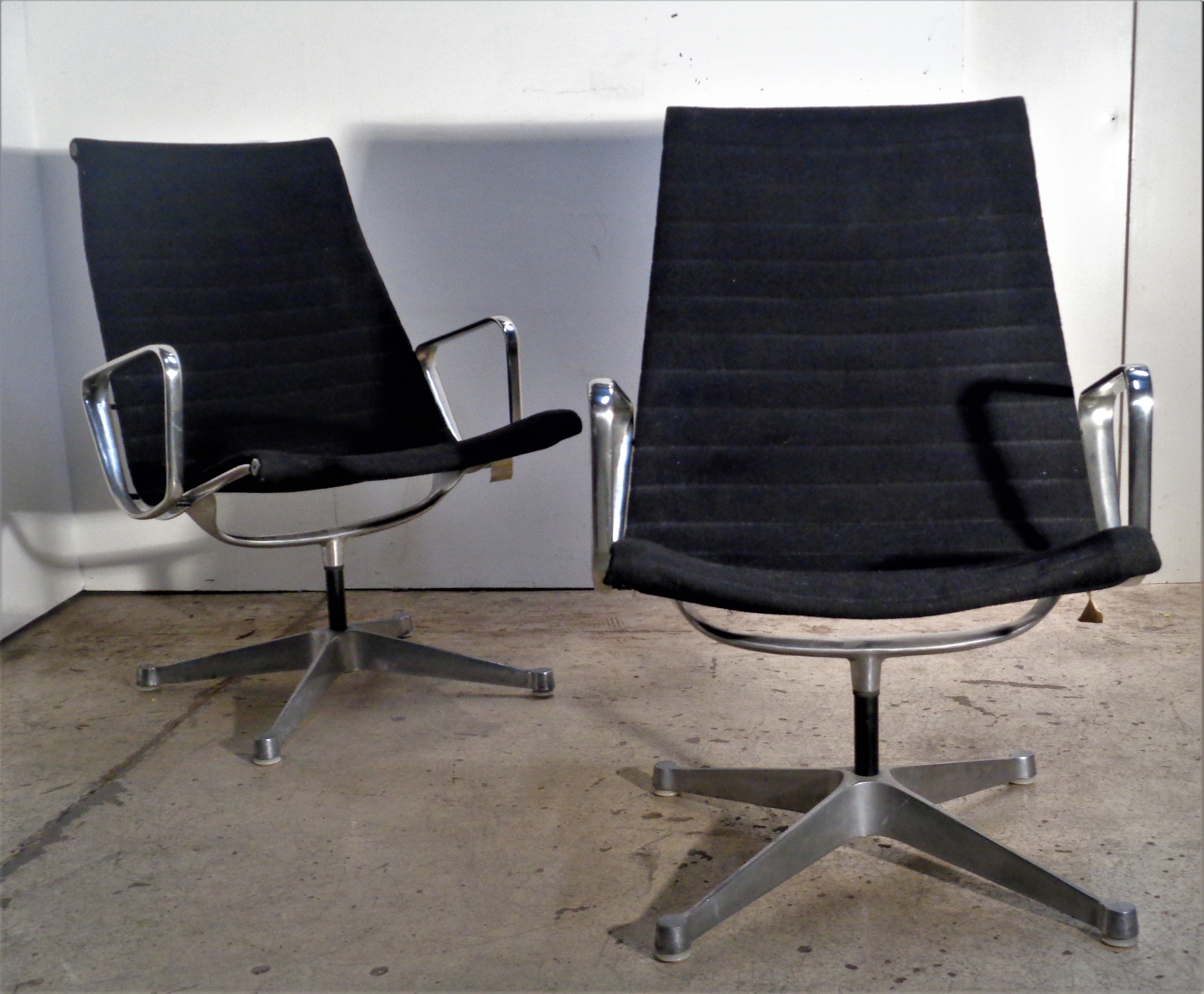 Mid-Century Modern Pair of Eames Aluminum Group Armchairs for Herman Miller, circa 1960-1970