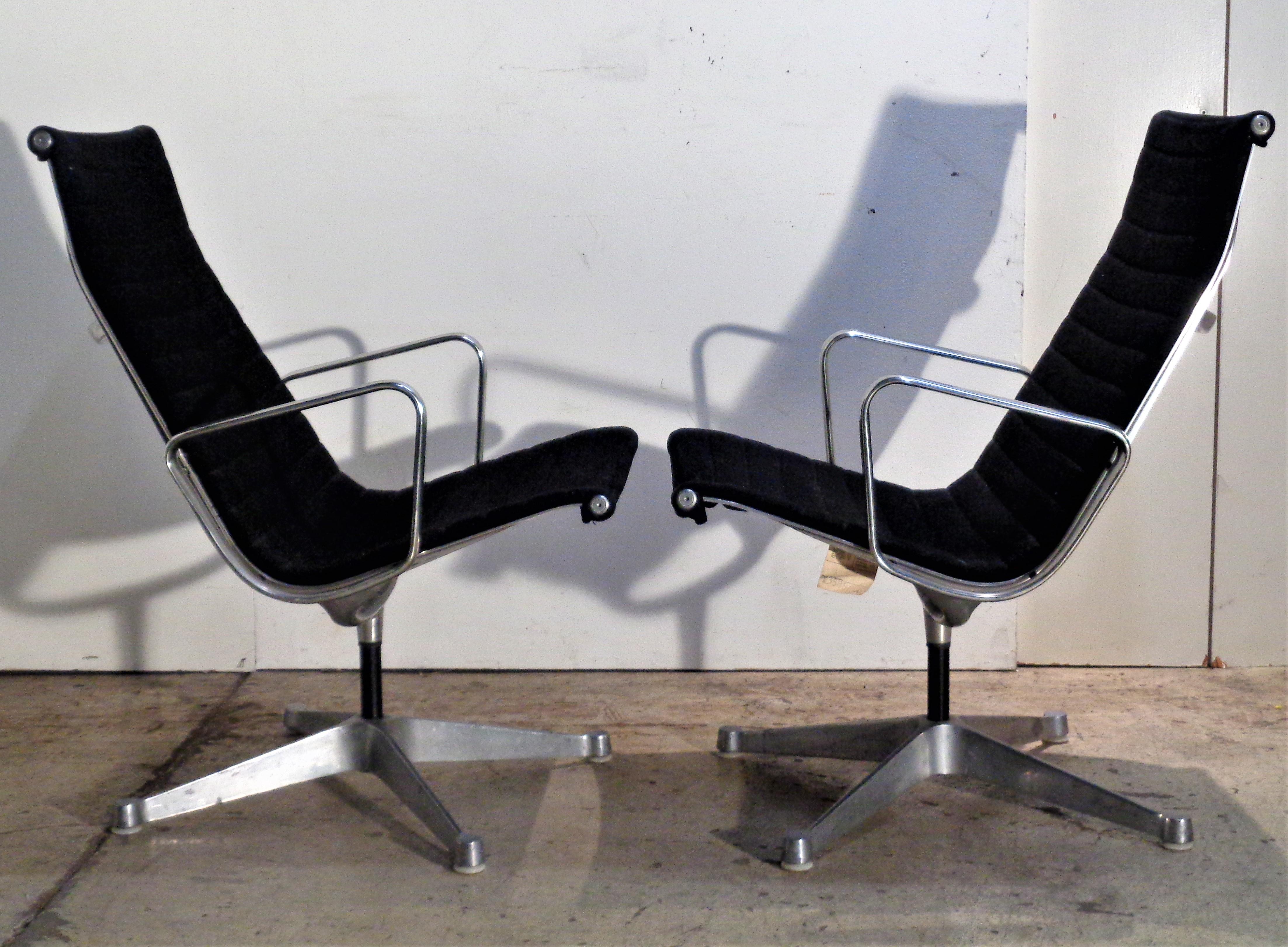 American Pair of Eames Aluminum Group Armchairs for Herman Miller, circa 1960-1970