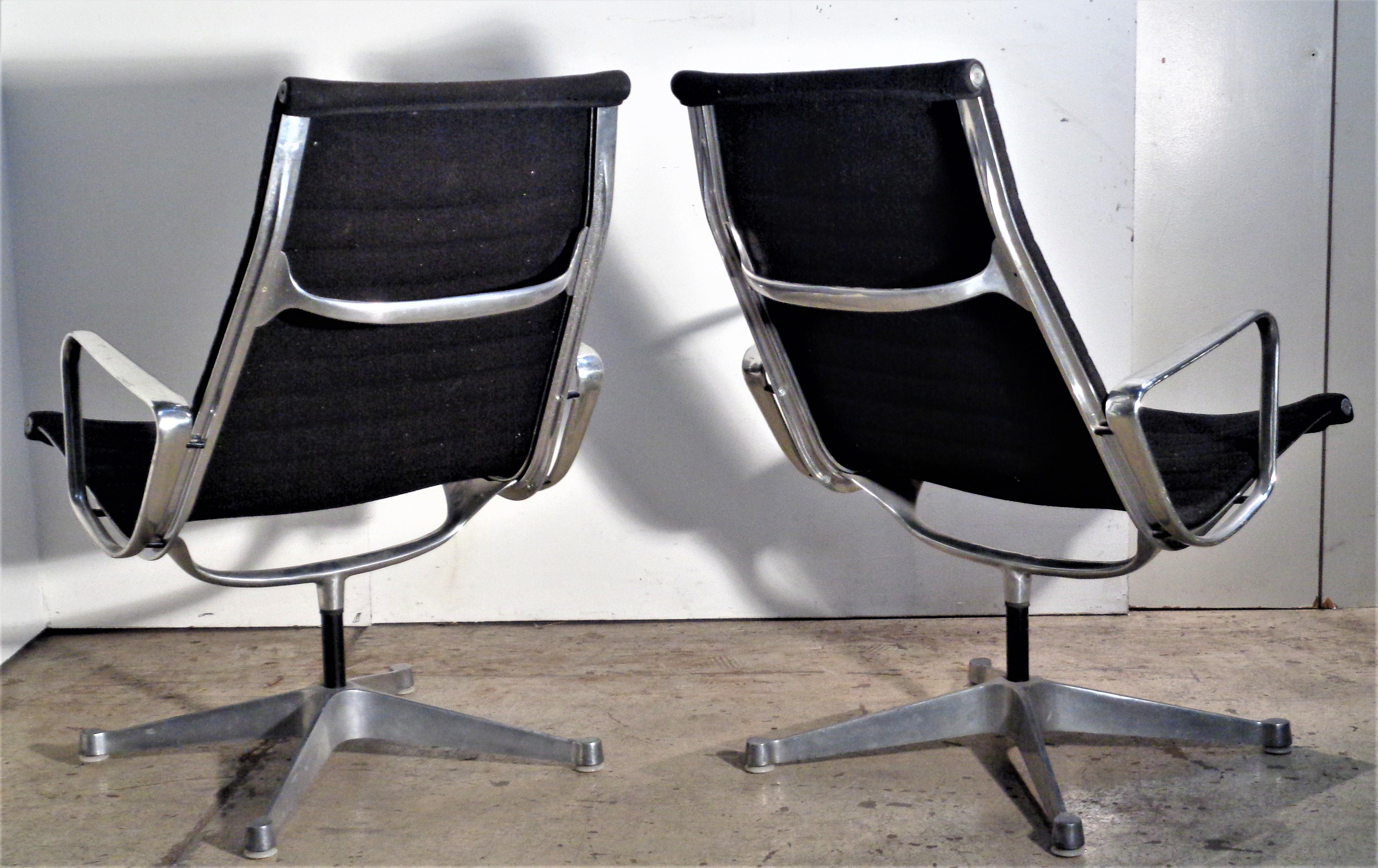Pair of Eames Aluminum Group Armchairs for Herman Miller, circa 1960-1970 1