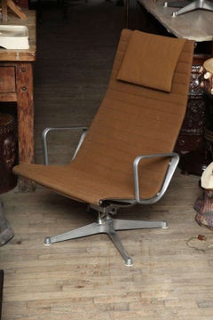 Ein Paar Stühle aus der Eames Aluminum Group