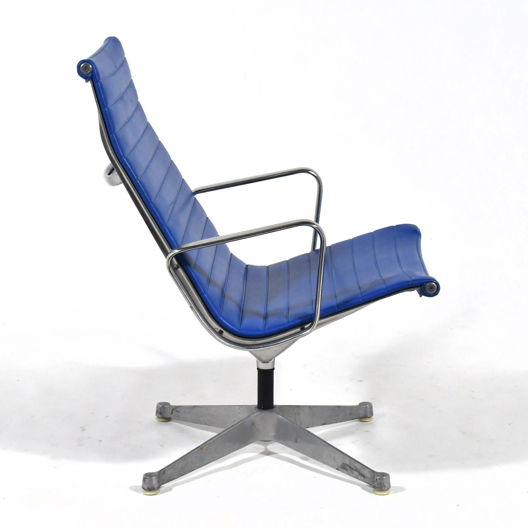Paire de chaises longues Eames en aluminium par Herman Miller Blue en vente 3