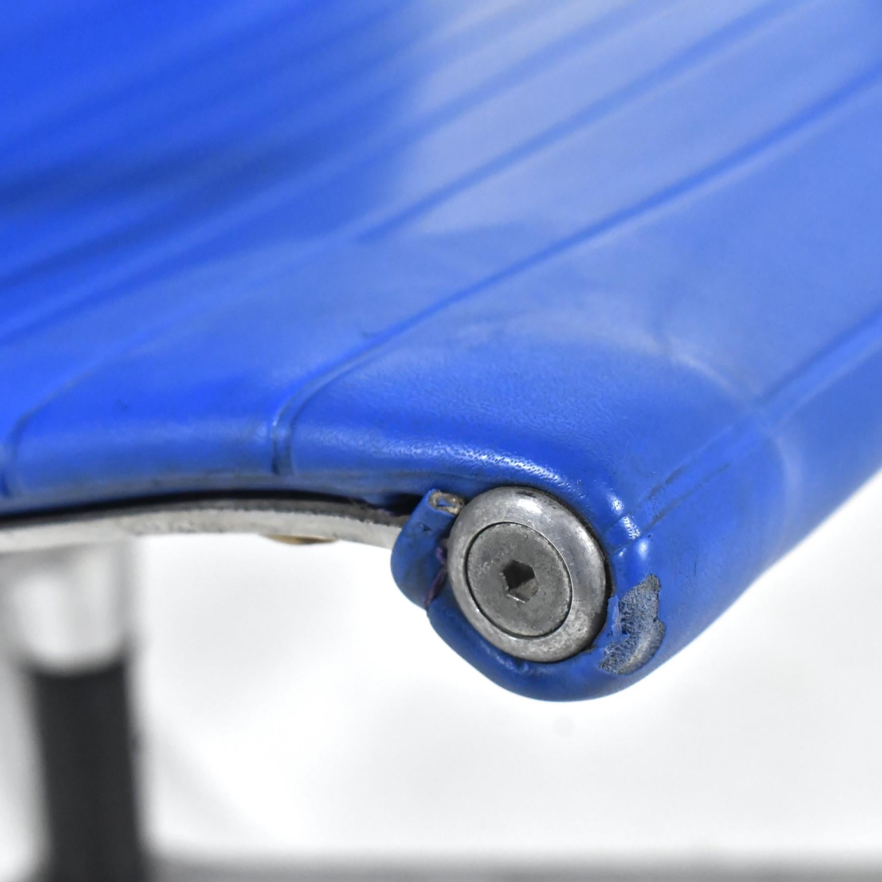 Paire de chaises longues Eames en aluminium par Herman Miller Blue en vente 4