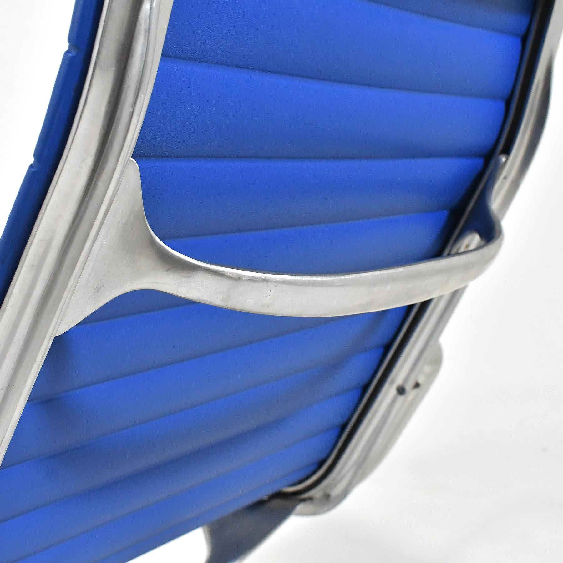 Paire de chaises longues Eames en aluminium par Herman Miller Blue en vente 5