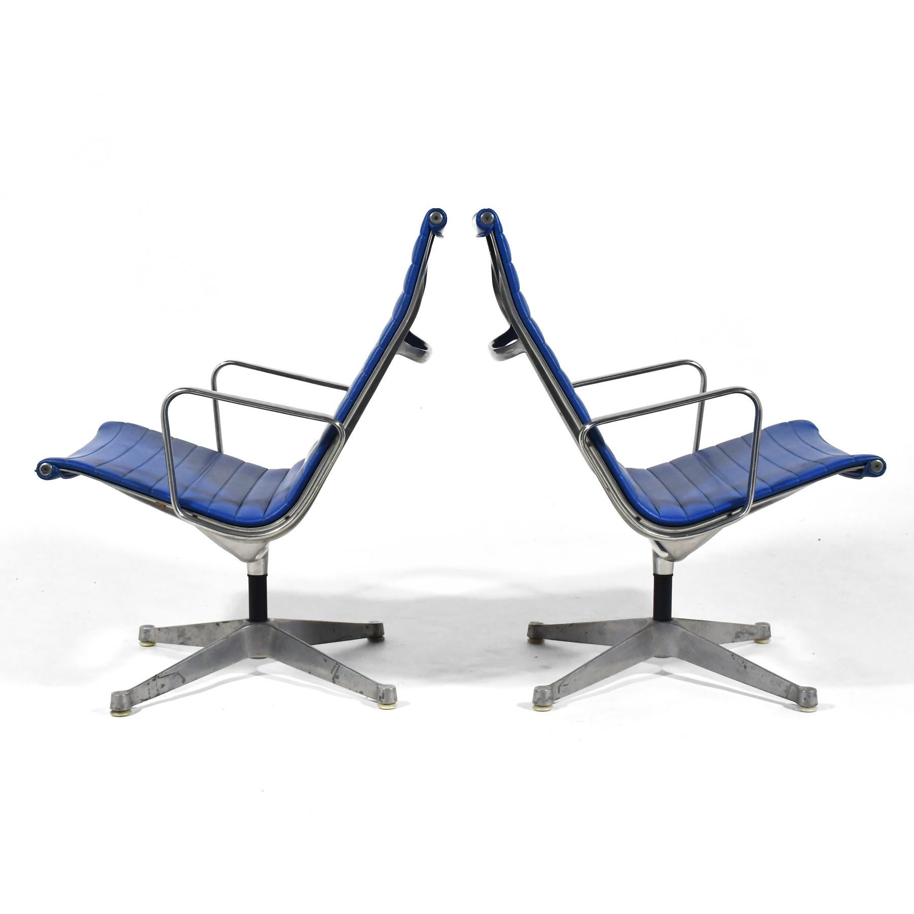 Américain Paire de chaises longues Eames en aluminium par Herman Miller Blue en vente