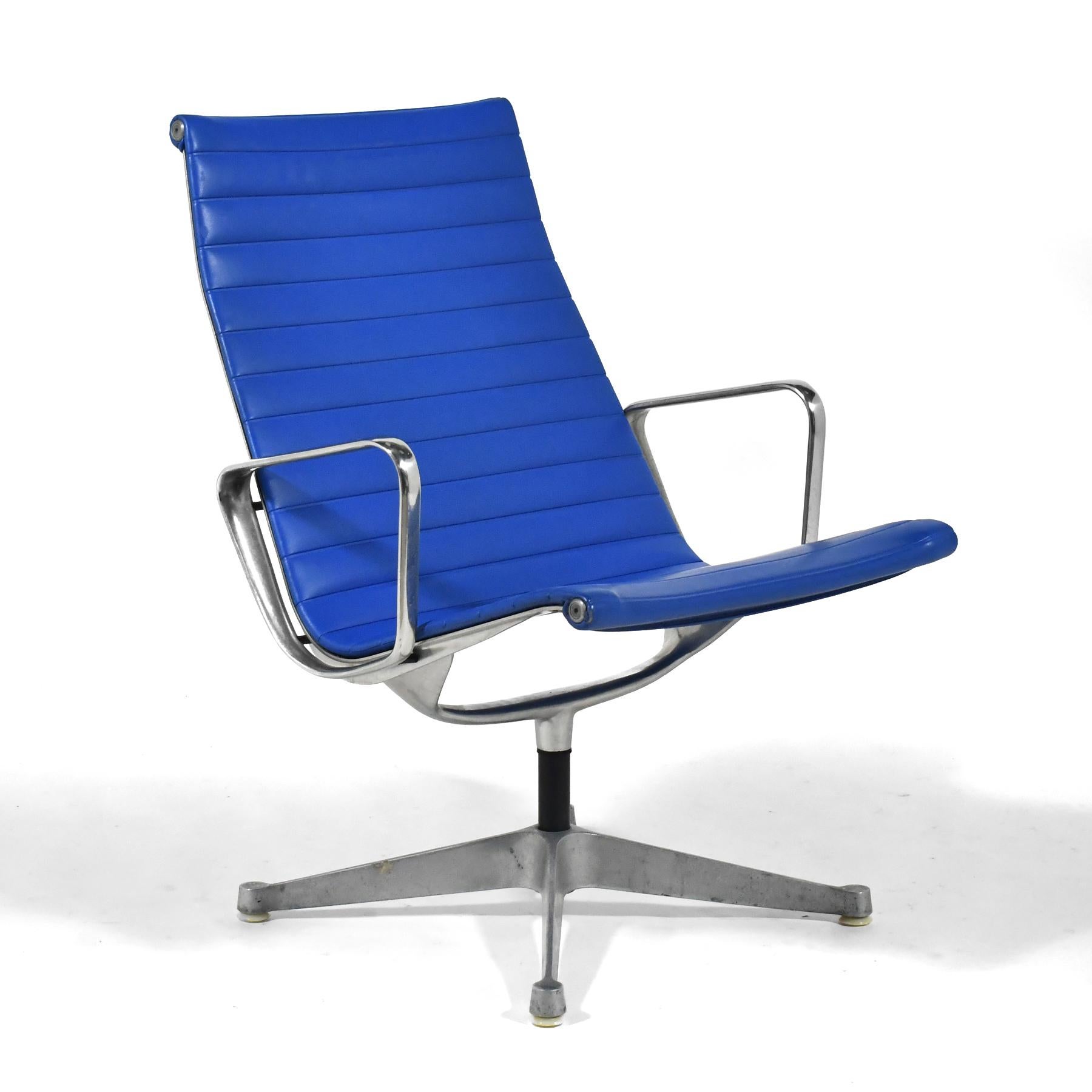 Paire de chaises longues Eames en aluminium par Herman Miller Blue Bon état - En vente à Highland, IN