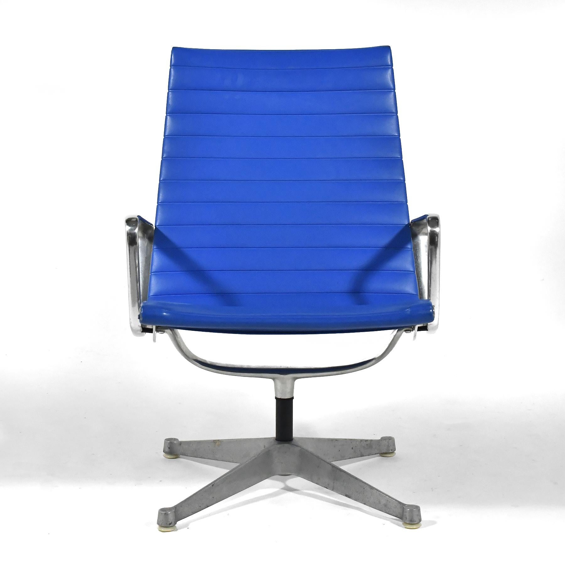 Milieu du XXe siècle Paire de chaises longues Eames en aluminium par Herman Miller Blue en vente