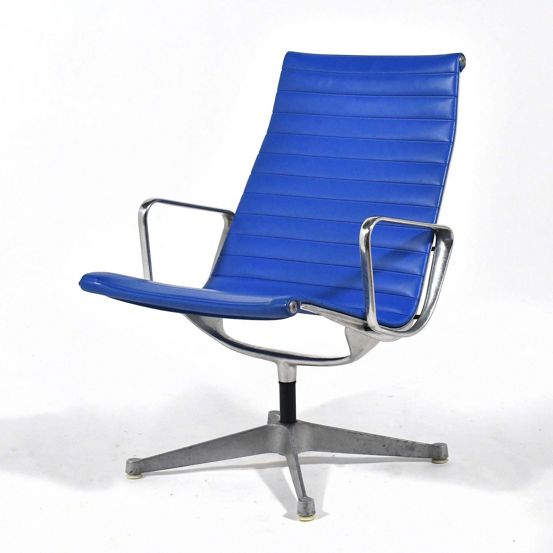 Aluminium Paire de chaises longues Eames en aluminium par Herman Miller Blue en vente
