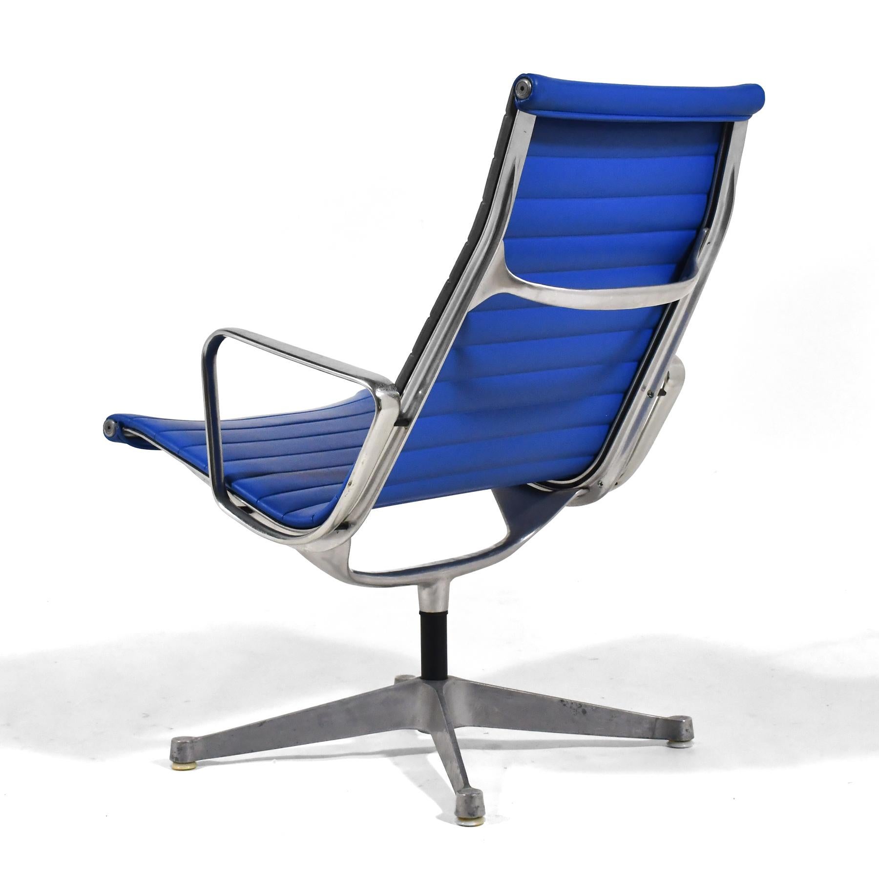 Paire de chaises longues Eames en aluminium par Herman Miller Blue en vente 1