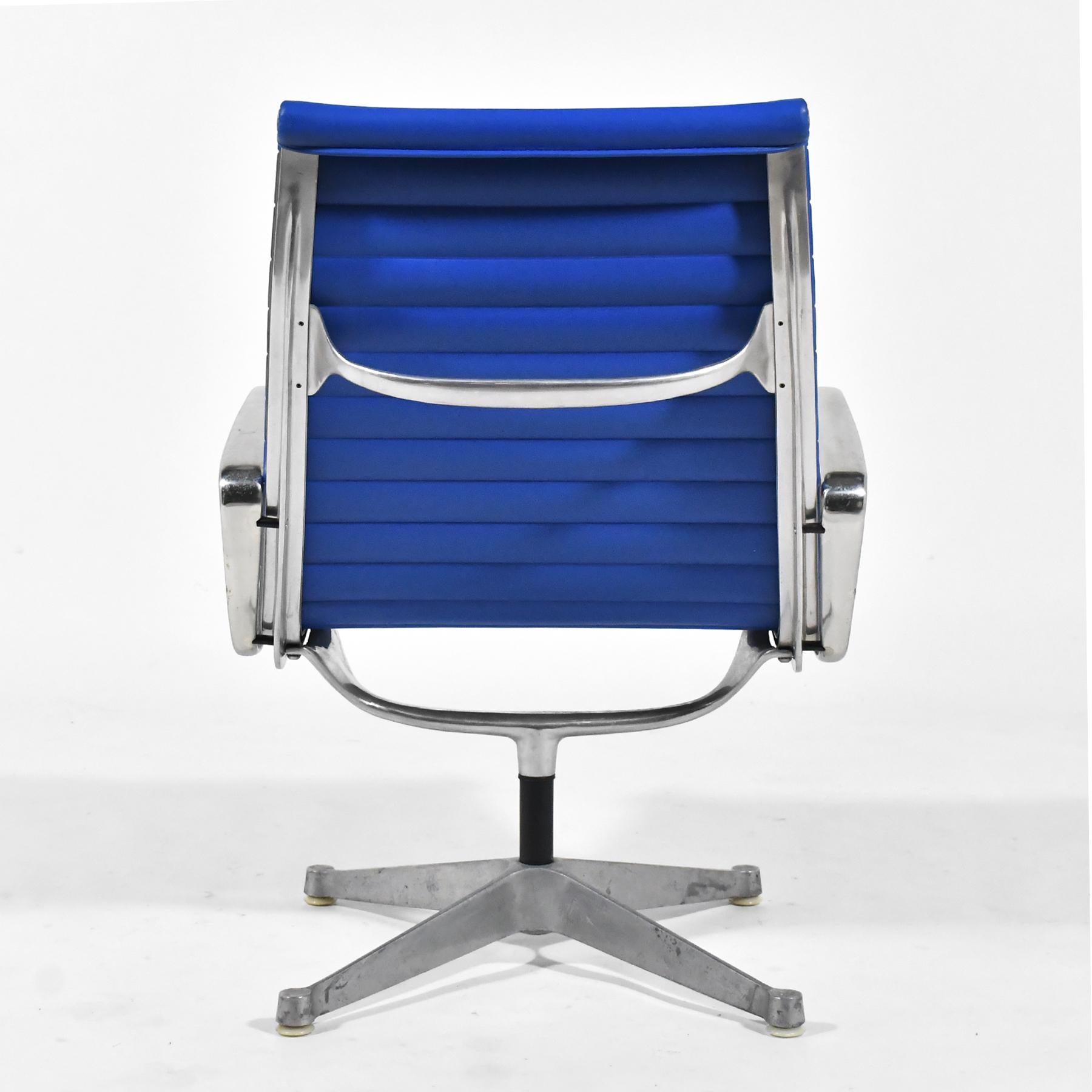 Paire de chaises longues Eames en aluminium par Herman Miller Blue en vente 2