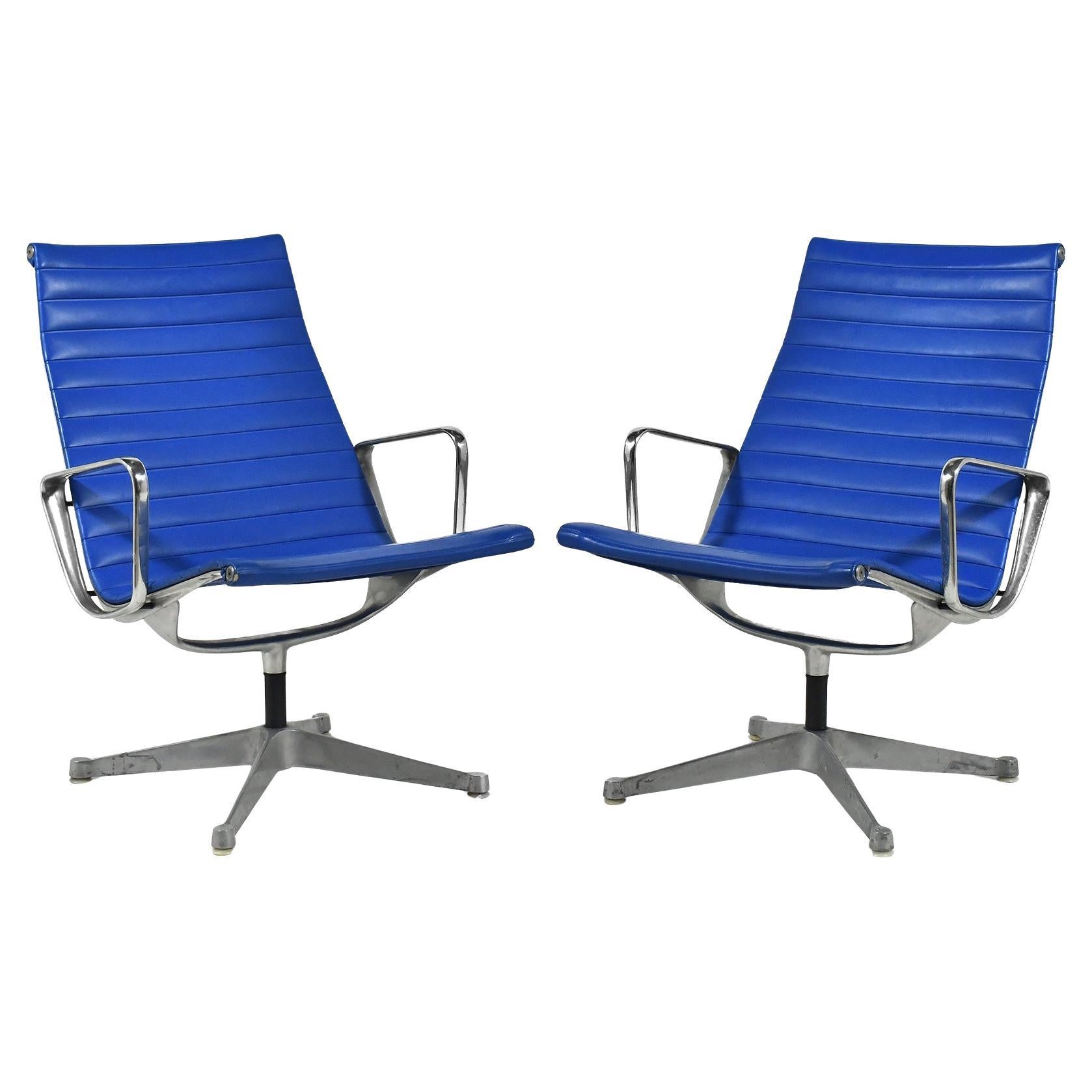 Paire de chaises longues Eames en aluminium par Herman Miller Blue