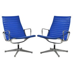 Paire de chaises longues Eames en aluminium par Herman Miller Blue