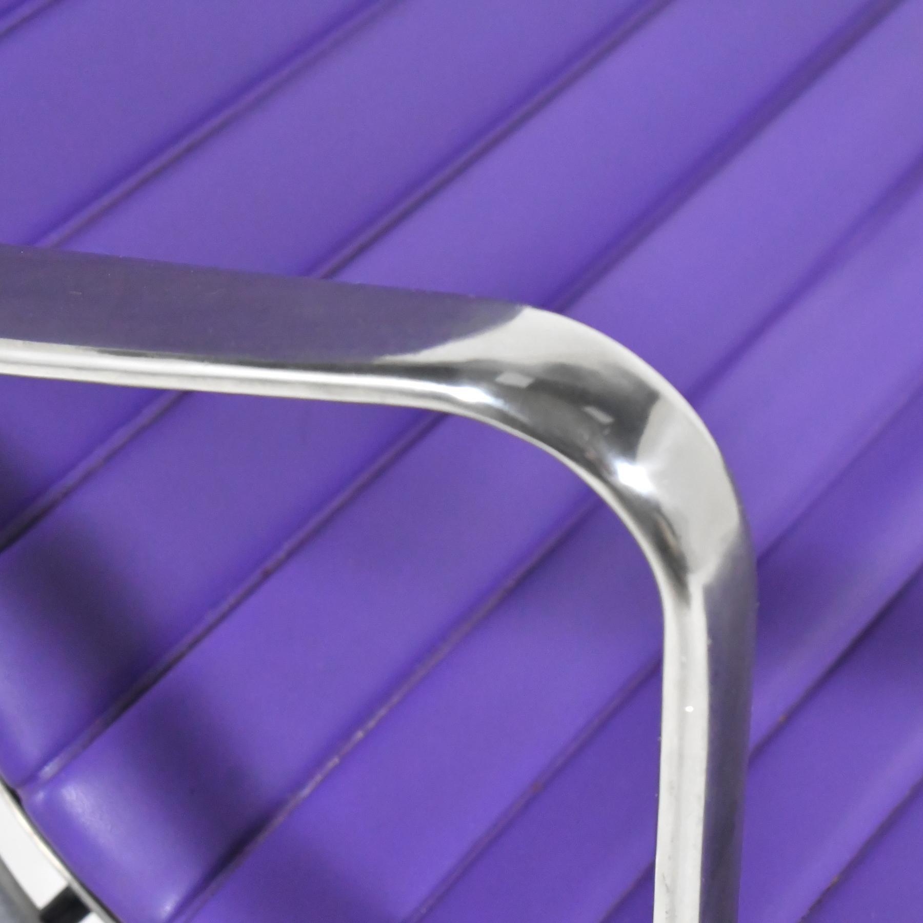 Pair of Eames Aluminum Group Lounge Chairs by Herman Miller Purple For Sale 5