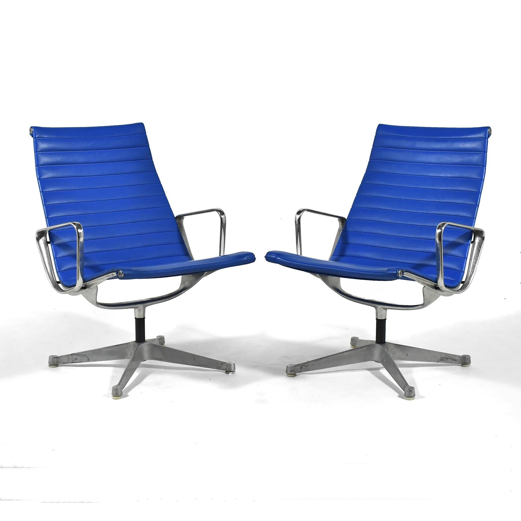 Pair of Eames Aluminum Group Lounge Chairs by Herman Miller Purple For Sale 7