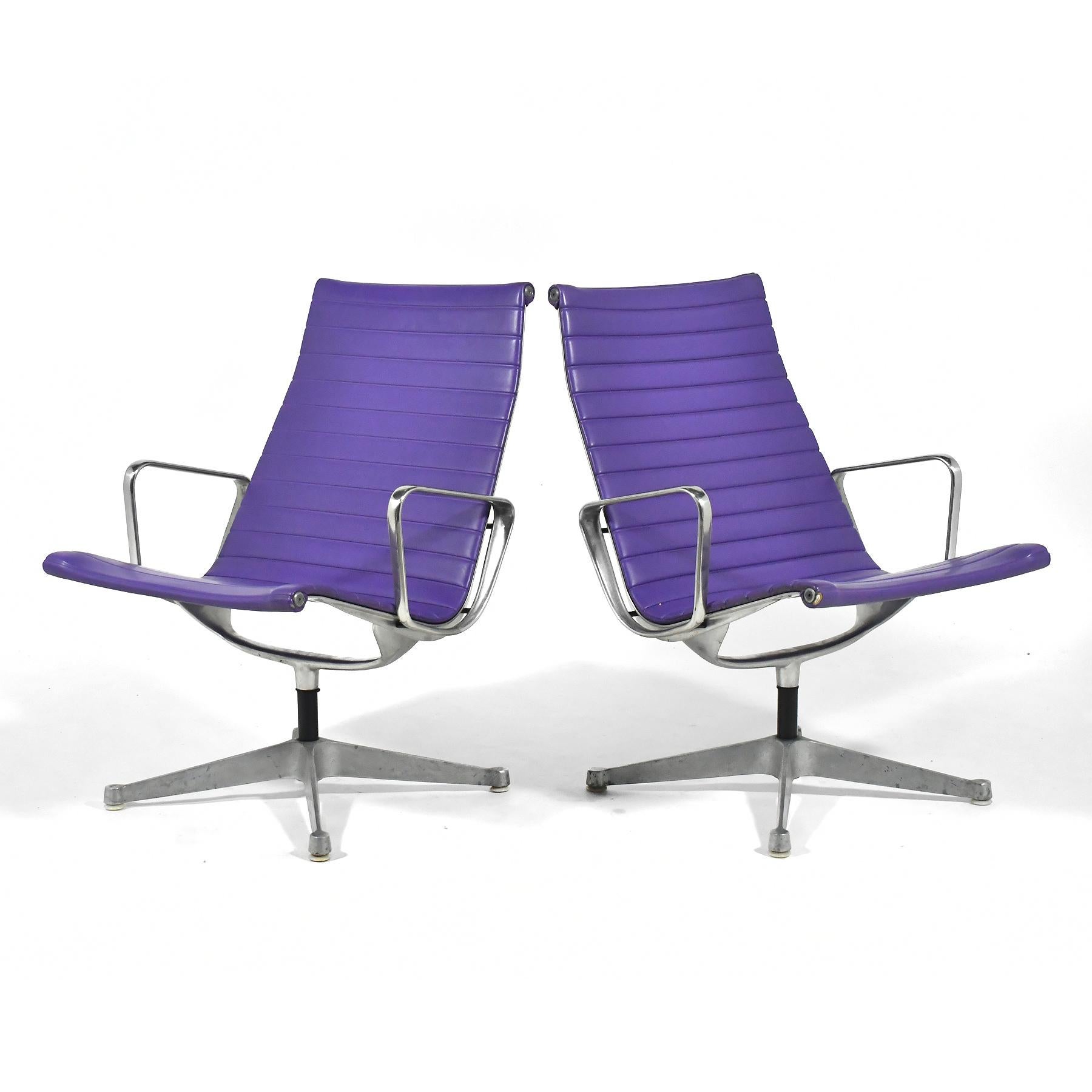 Mid-Century Modern Pair of Eames Aluminum Group Lounge Chairs by Herman Miller Purple For Sale