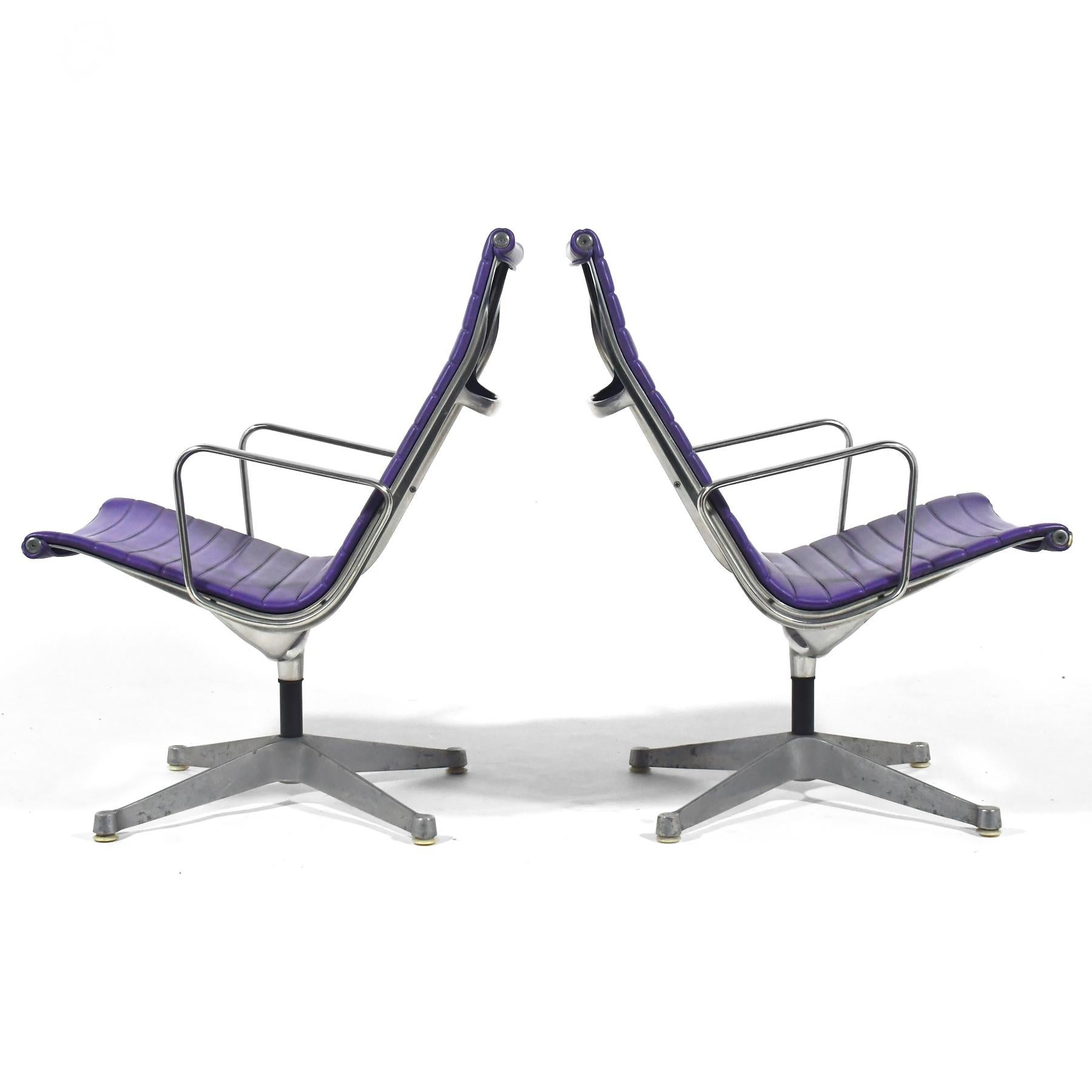 American Pair of Eames Aluminum Group Lounge Chairs by Herman Miller Purple For Sale