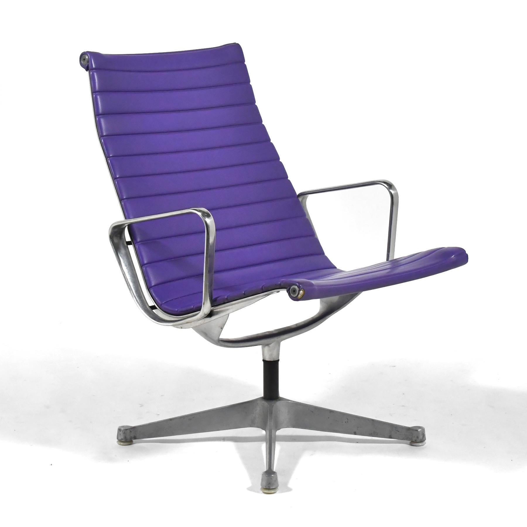 Pair of Eames Aluminum Group Lounge Chairs by Herman Miller Purple In Good Condition For Sale In Highland, IN