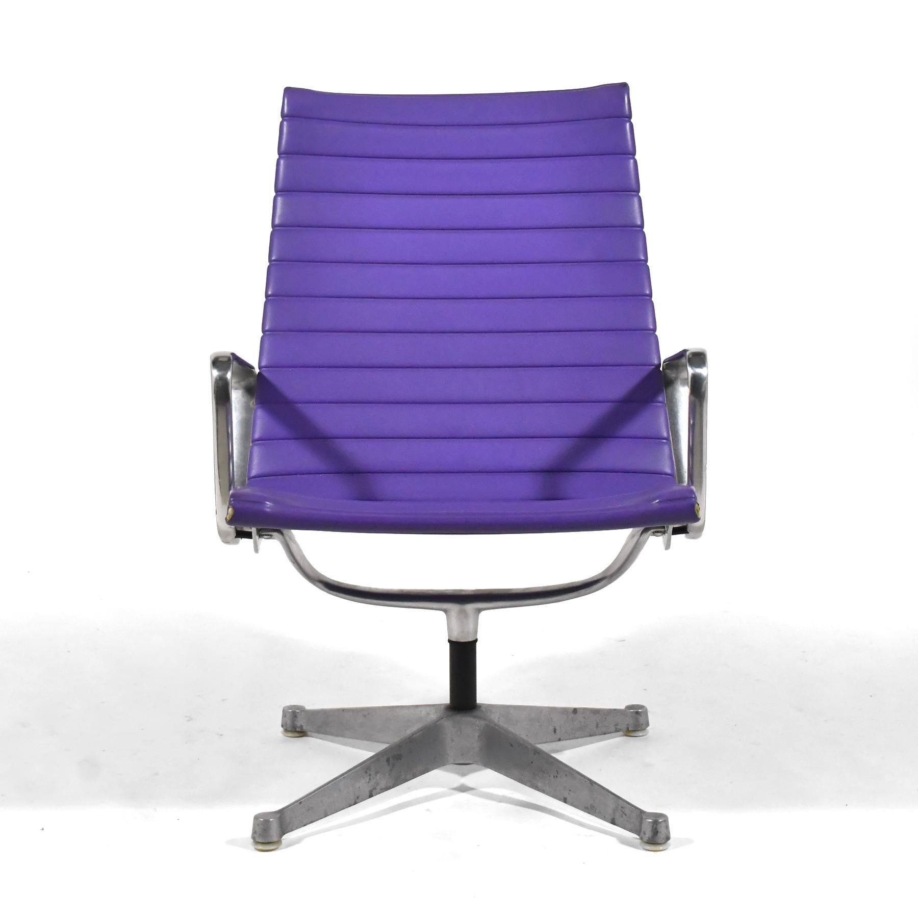 Mid-20th Century Pair of Eames Aluminum Group Lounge Chairs by Herman Miller Purple For Sale