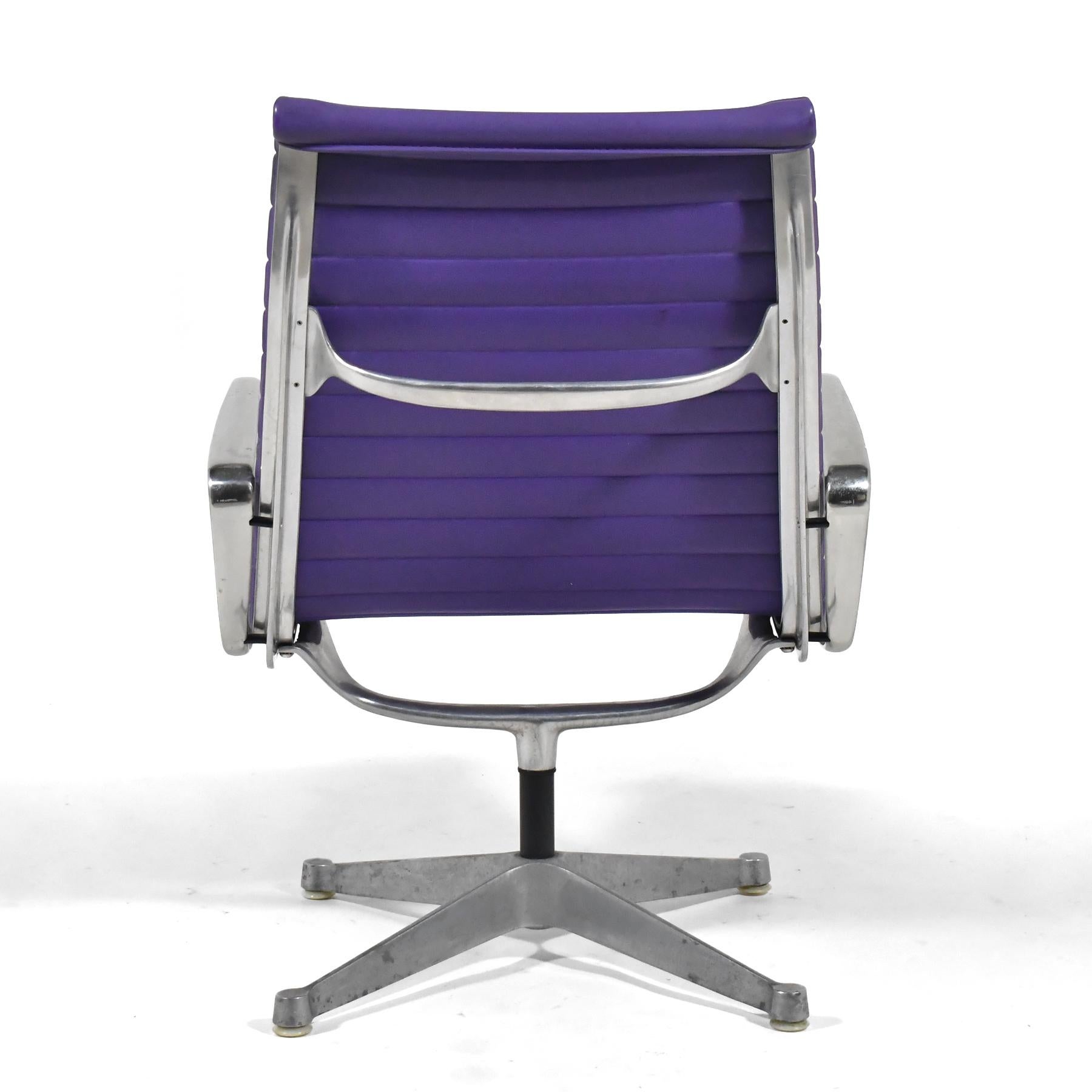 Pair of Eames Aluminum Group Lounge Chairs by Herman Miller Purple For Sale 3