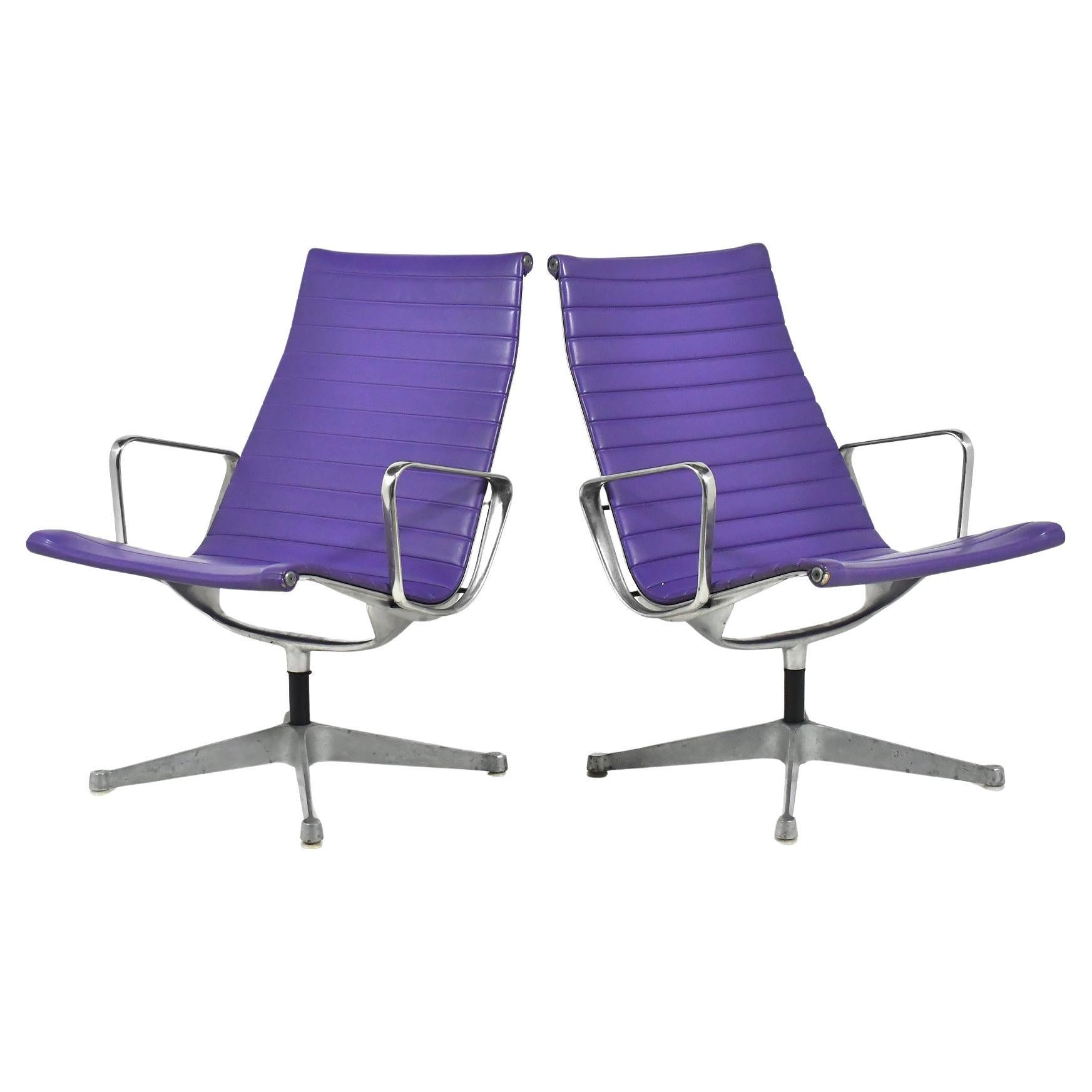 Paire de chaises longues Eames en aluminium par Herman Miller pourpre