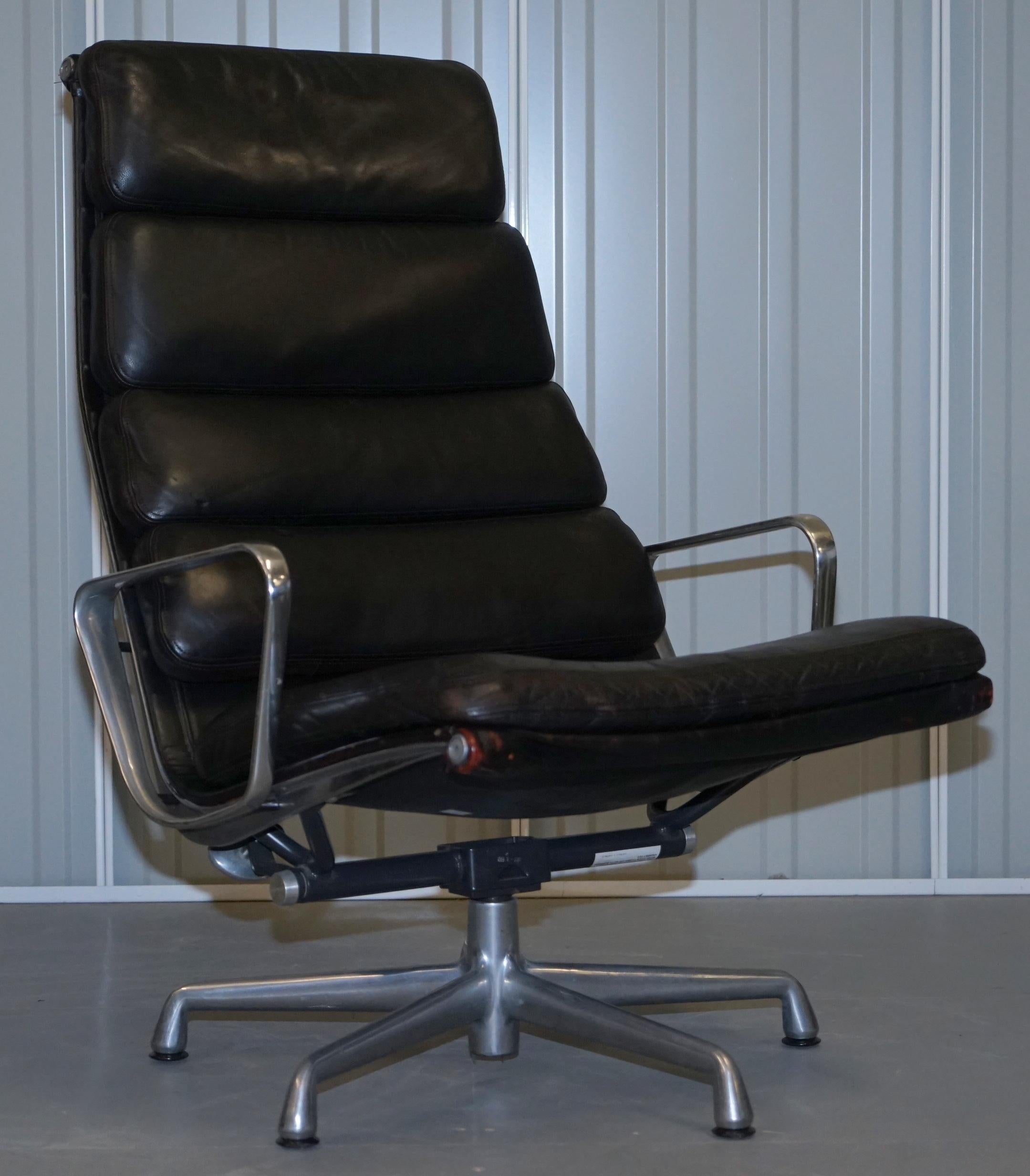We are delighted to offer for sale this lovely suite of vintage 1996/1997 Charles and Ray Eames for Herman Miller Ea222 reclining lounge armchairs with matching black leather ottomans. Current RRP £10,544

A highly collectable, exceptionally