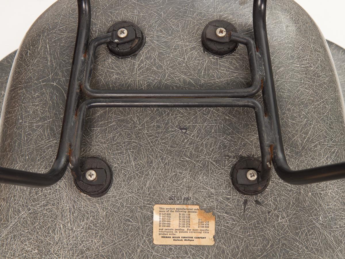 Paire de fauteuils Eames en peau d'éléphant en vente 4