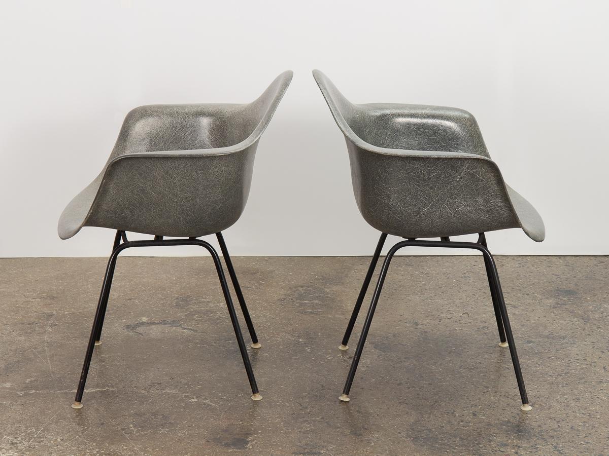 Moulé Paire de fauteuils Eames en peau d'éléphant en vente