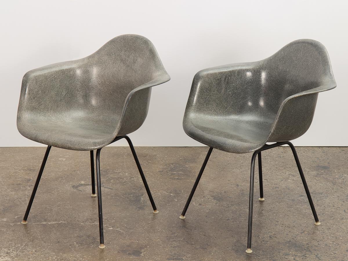 Paire de fauteuils Eames en peau d'éléphant Bon état - En vente à Brooklyn, NY