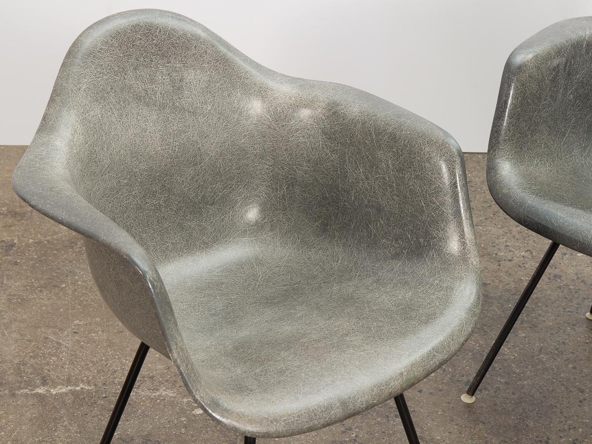 Paar Eames Elephant Hide Sessel (Glasfaser) im Angebot