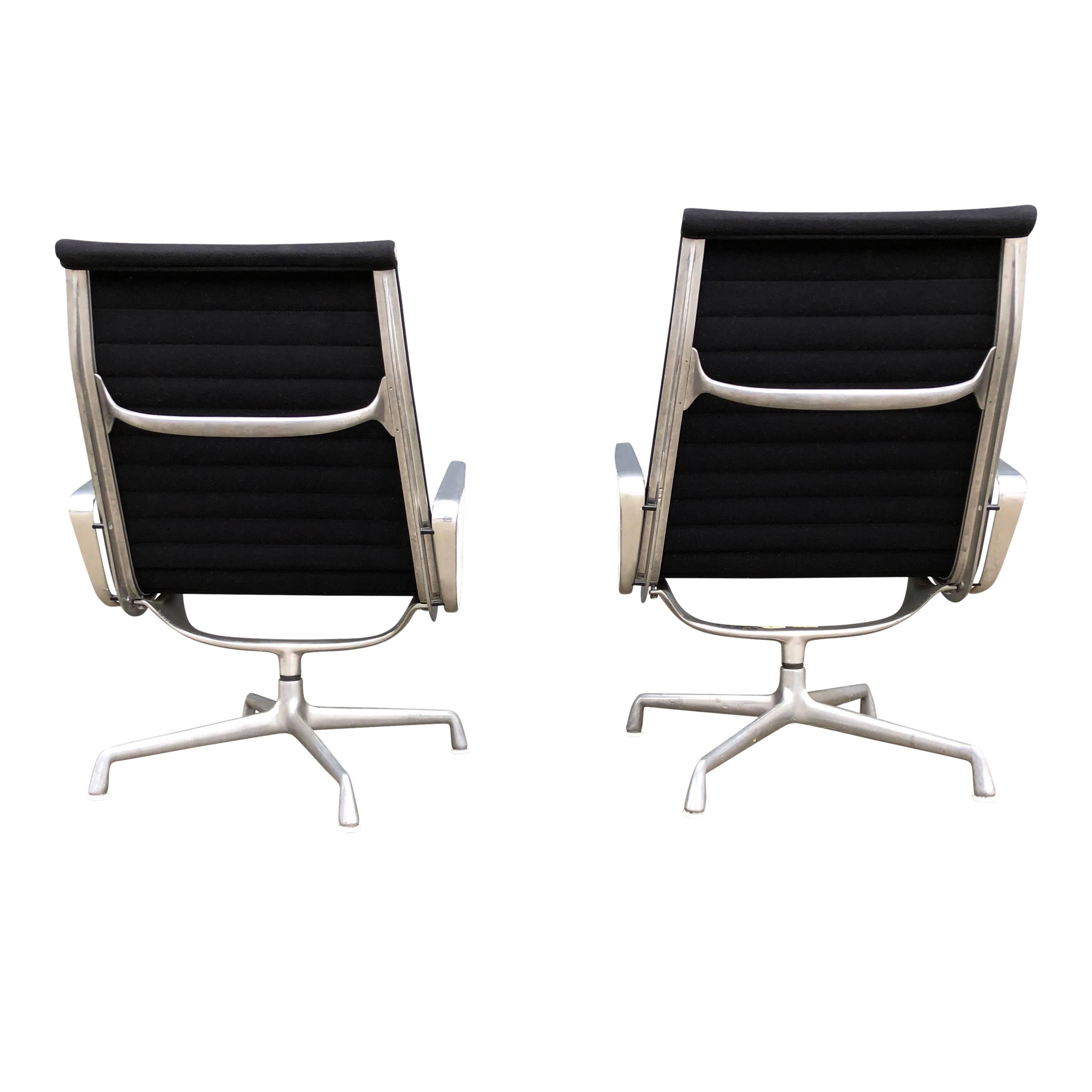 Pair of Eames for Herman Miller Aluminium Group Lounge Chairs In Good Condition In BROOKLYN, NY