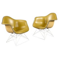 Paire de chaises Eames pour Herman Miller LAR Shell avec coussins en Naugahyde jaune