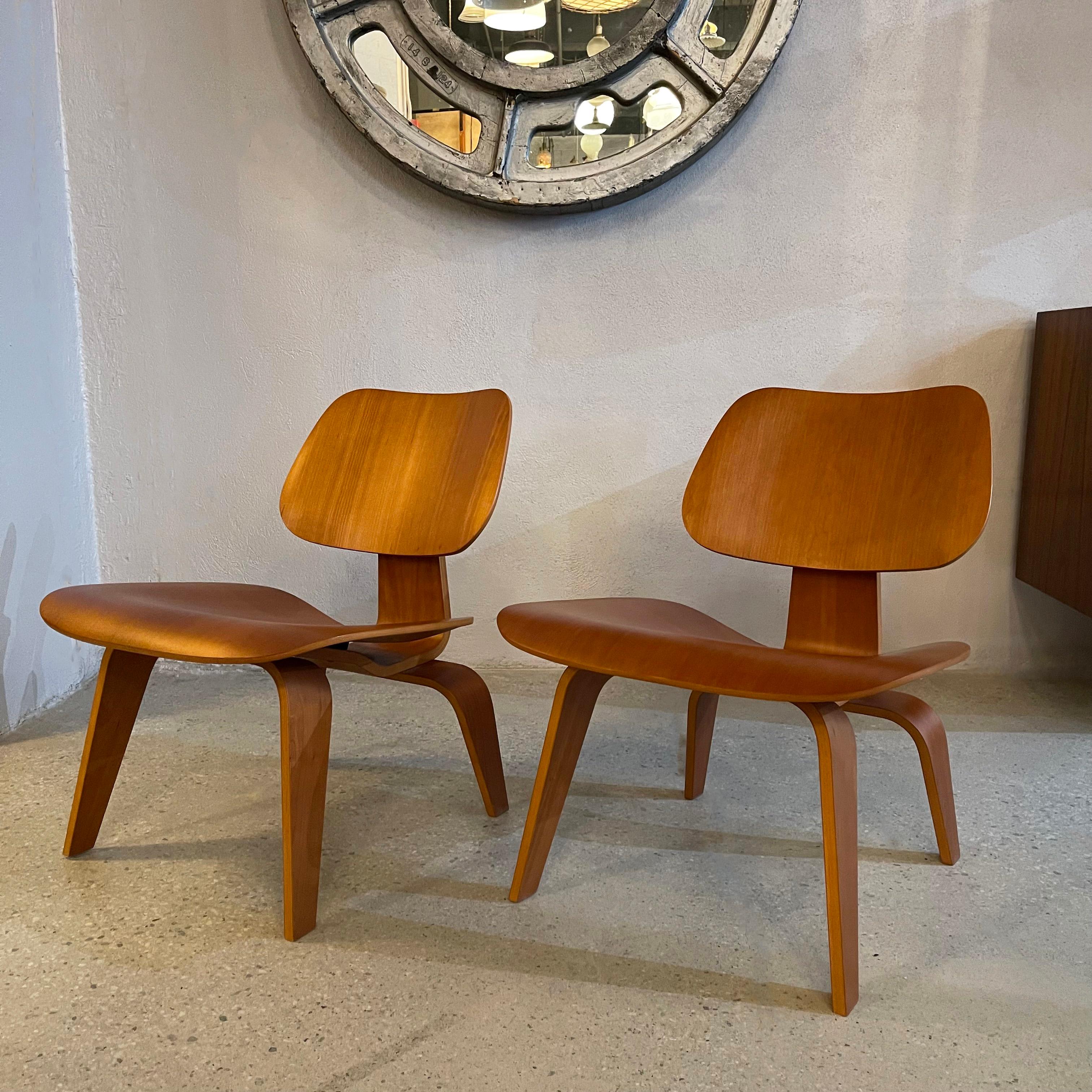 Mid-Century Modern Pair of Eames For Herman Miller LCW Lounge Chairs For Sale