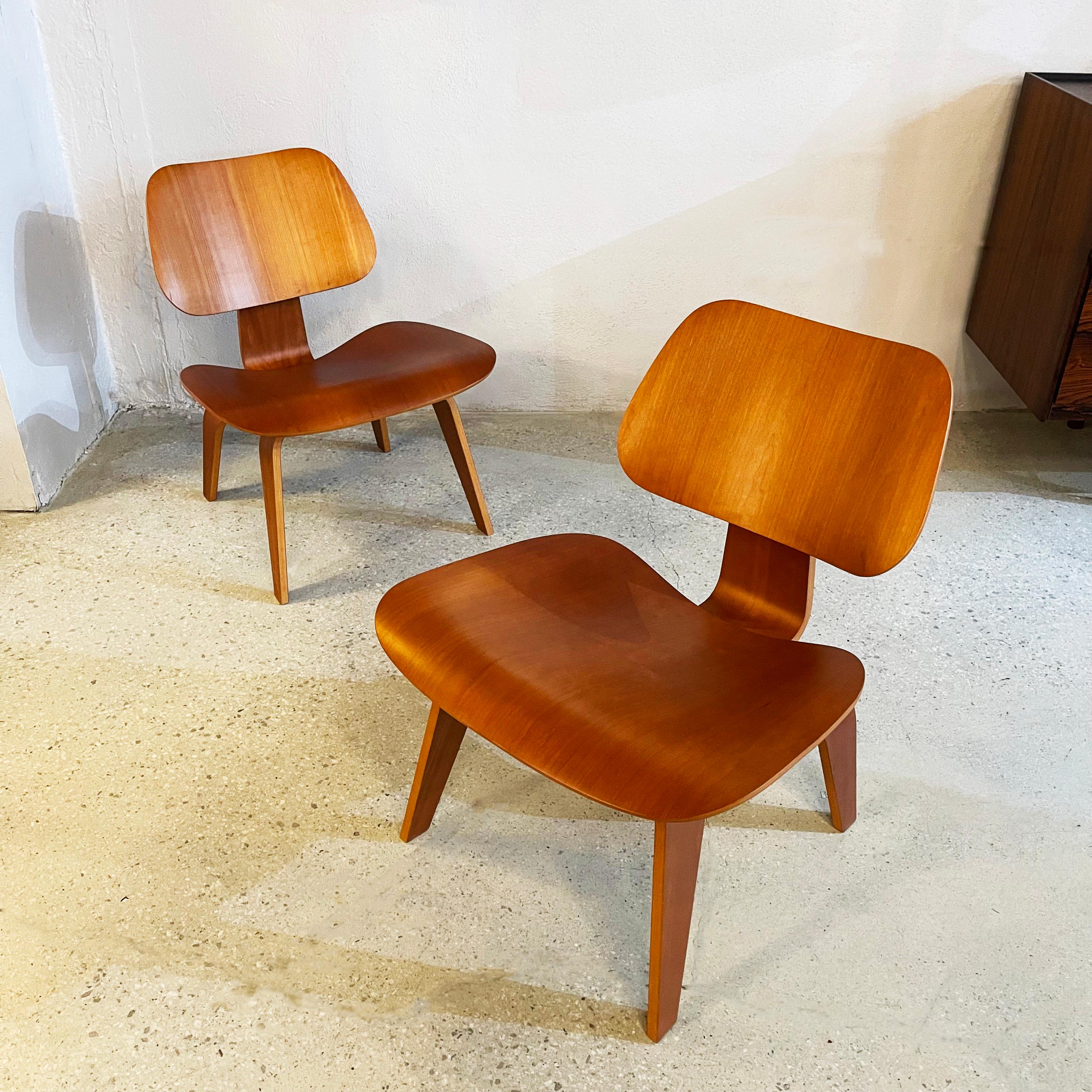 Pair of Eames For Herman Miller LCW Lounge Chairs In Good Condition For Sale In Brooklyn, NY