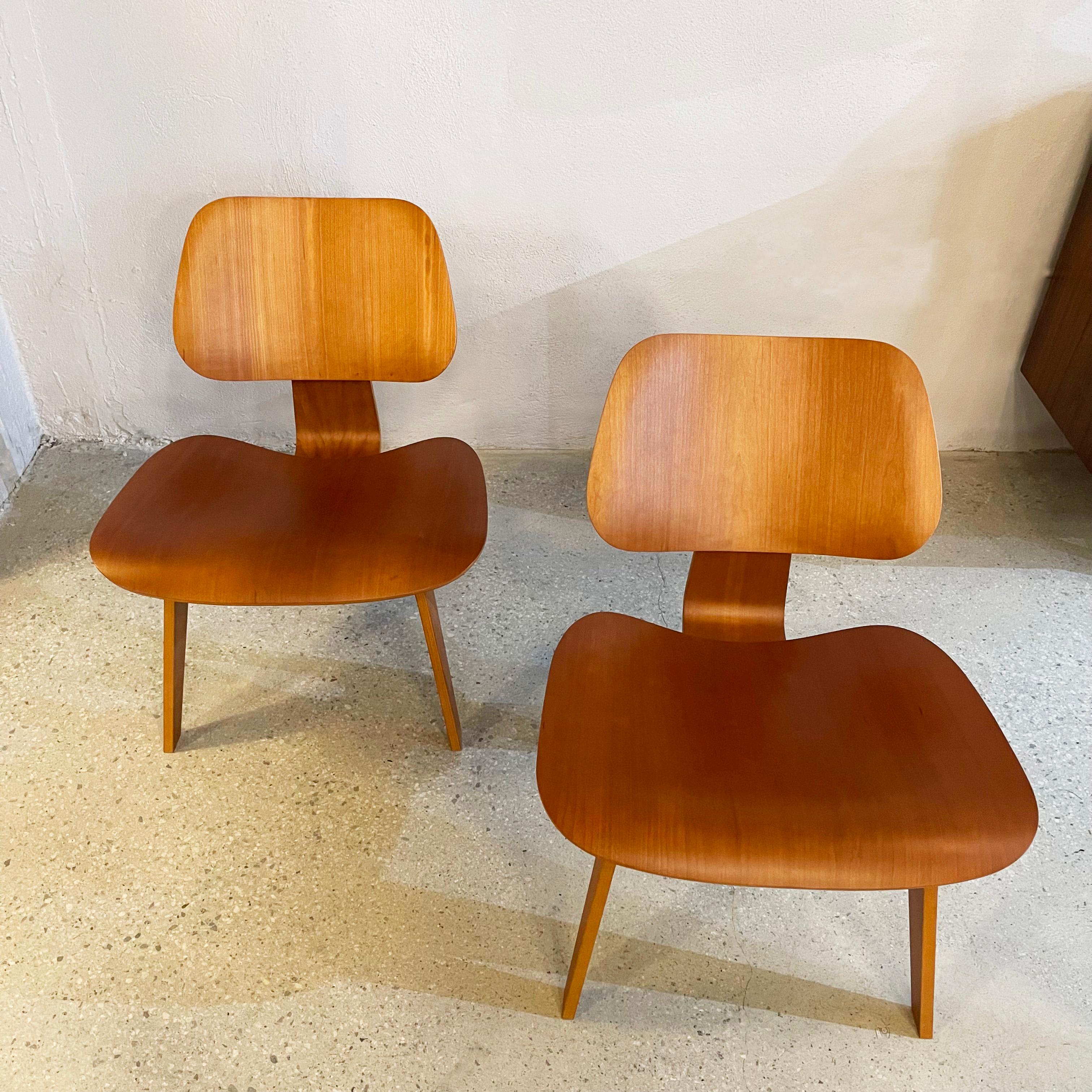 20th Century Pair of Eames For Herman Miller LCW Lounge Chairs For Sale