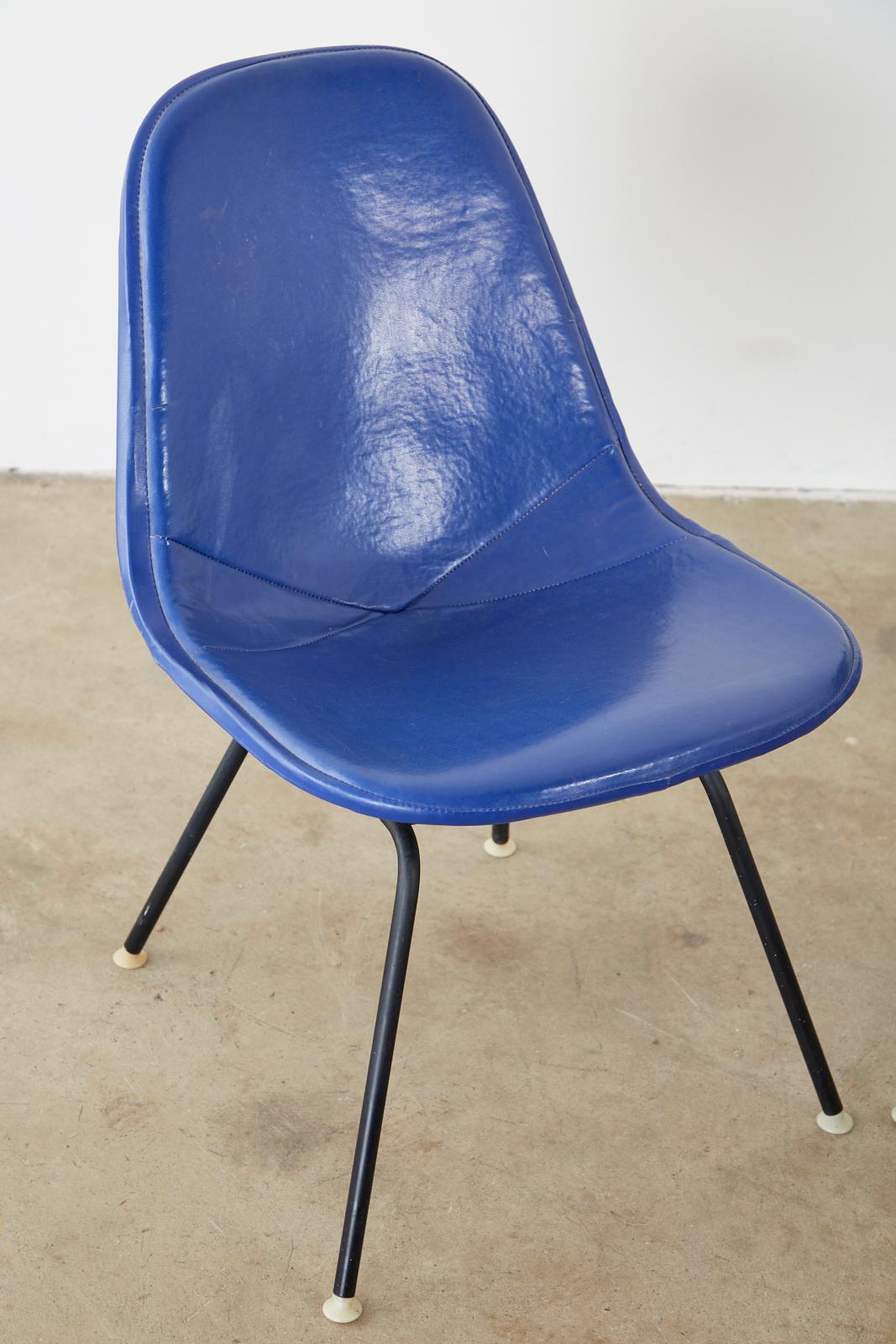 XX secolo Coppia di sedie Eames per Miller MKX in rete metallica in vendita