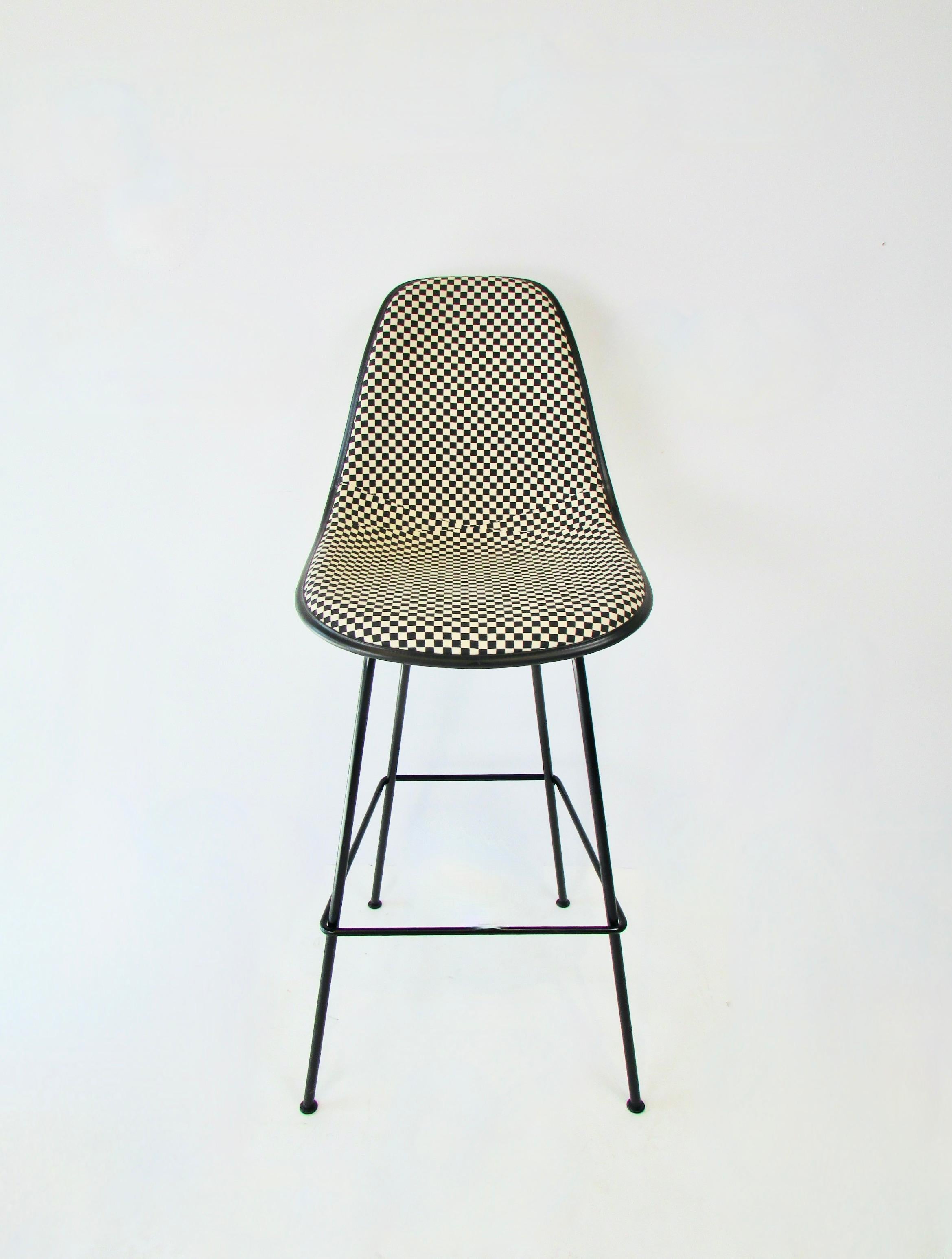 Excellent et pratiquement neuf tabouret de bar Eames pour Herman Miller. Le client a acheté l'ensemble et a décidé d'aller dans une autre direction. Je les ai échangés. Jamais assis. Merveilleuse option textile en damier noir et blanc de grade 