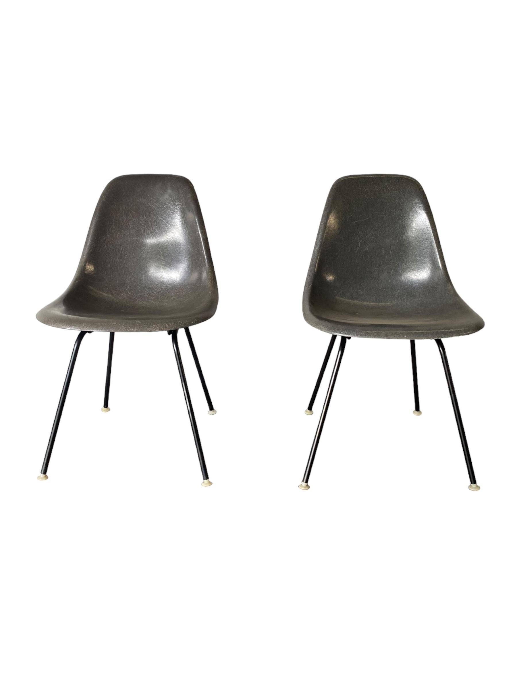Coppia di sedie da pranzo Eames Herman Miller in grigio elefante in vendita 2