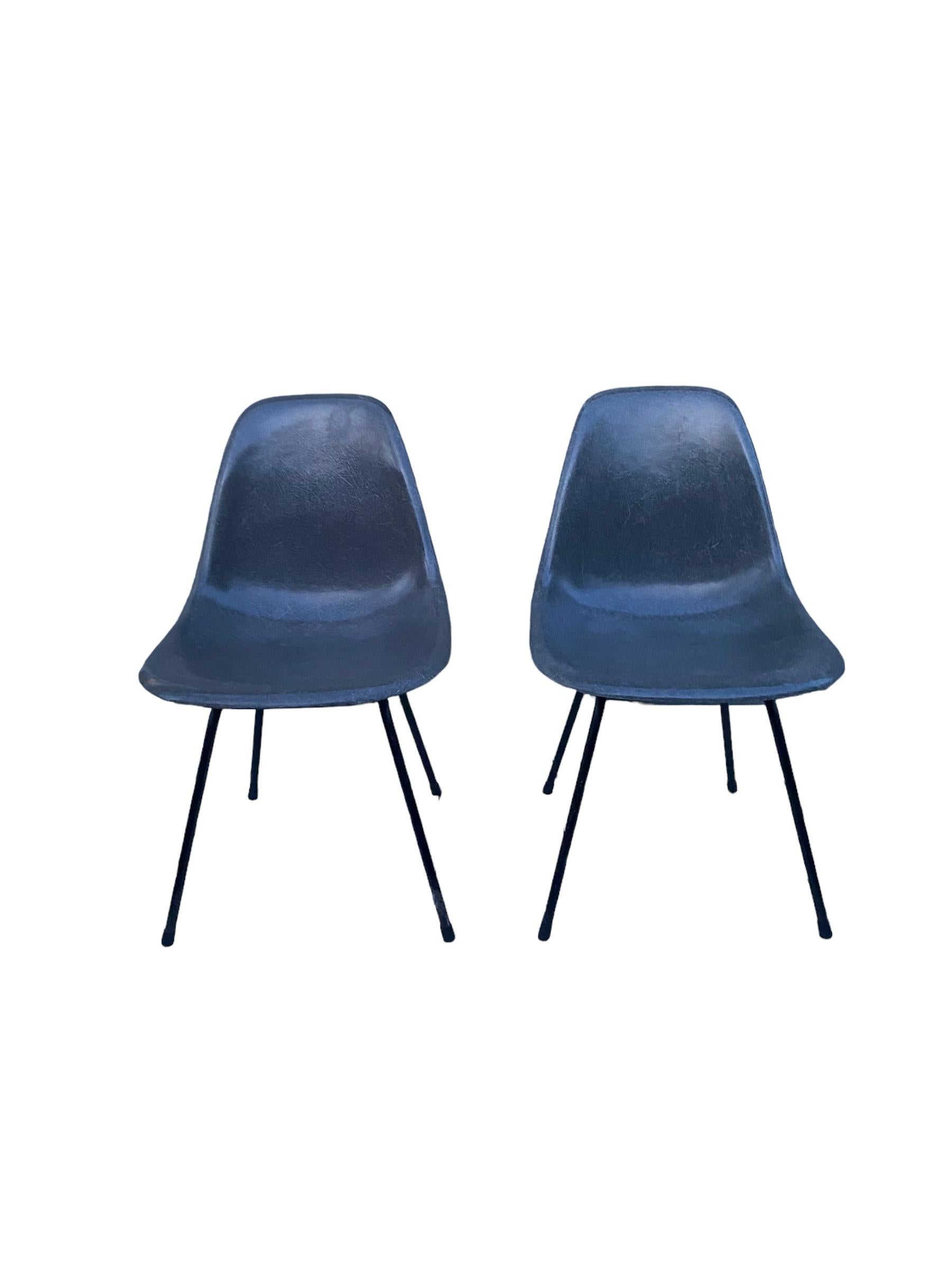Ein Paar Elephant Gray Eames Esszimmerstühle von Herman Miller. Diese Beistellstühle haben eine ausgezeichnete Glasfaserstruktur und eine gleichmäßige Farbe. Geprägtes Herman Miller-Logo und Patentetikett teilweise sichtbar. Keine Risse oder