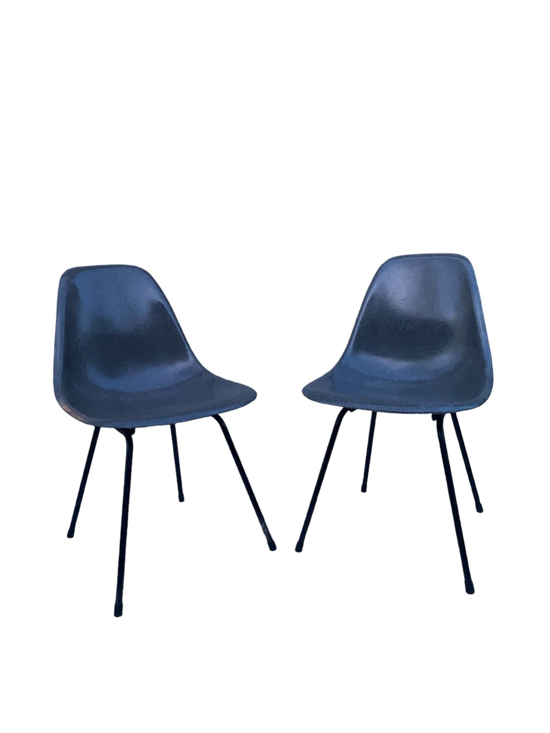 Mid-Century Modern Paire de chaises de salle à manger Eames Herman Miller en gris éléphant en vente