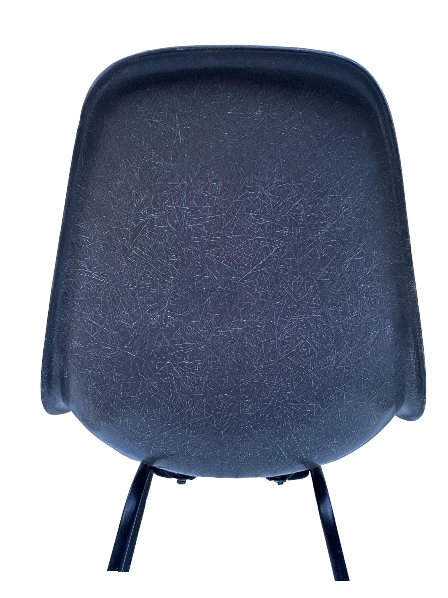 Coppia di sedie da pranzo Eames Herman Miller in grigio elefante In condizioni buone in vendita a Brooklyn, NY