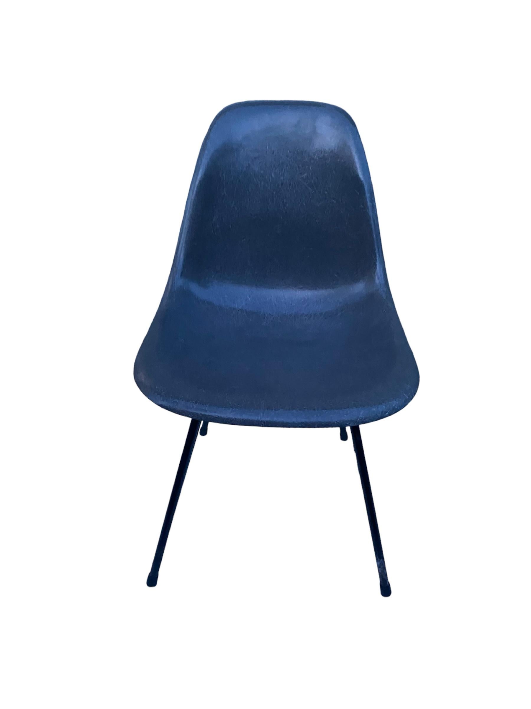 Milieu du XXe siècle Paire de chaises de salle à manger Eames Herman Miller en gris éléphant en vente