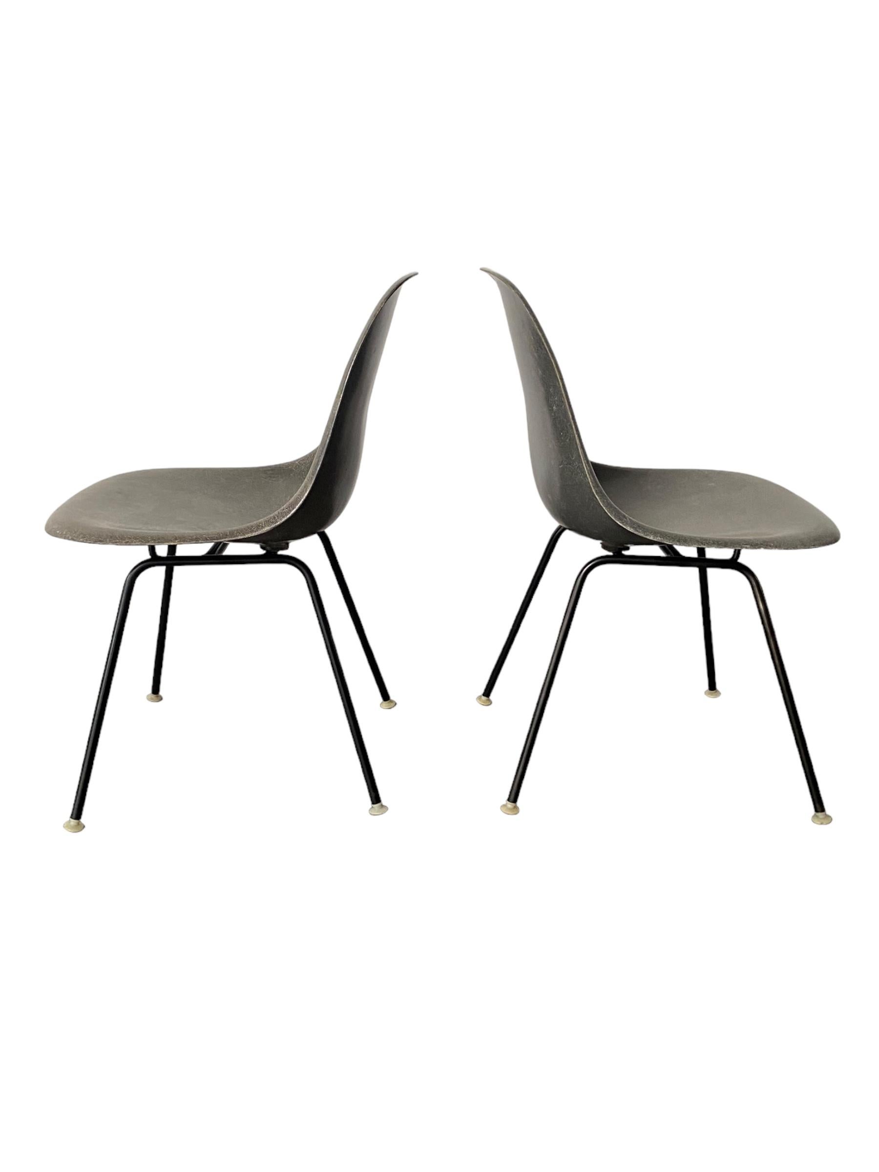 Stampato Coppia di sedie da pranzo Eames Herman Miller in grigio elefante in vendita