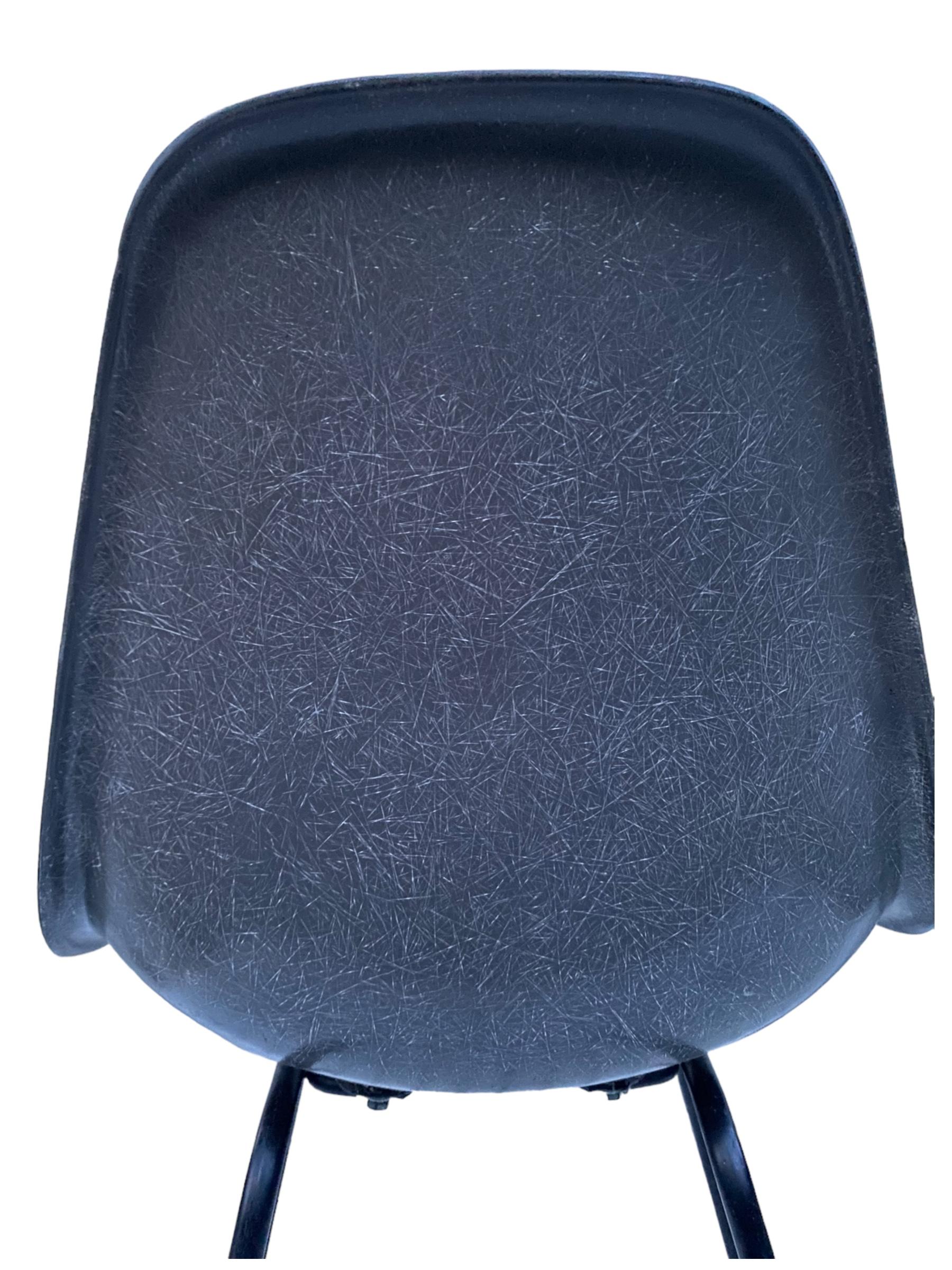 Metà XX secolo Coppia di sedie da pranzo Eames Herman Miller in grigio elefante in vendita