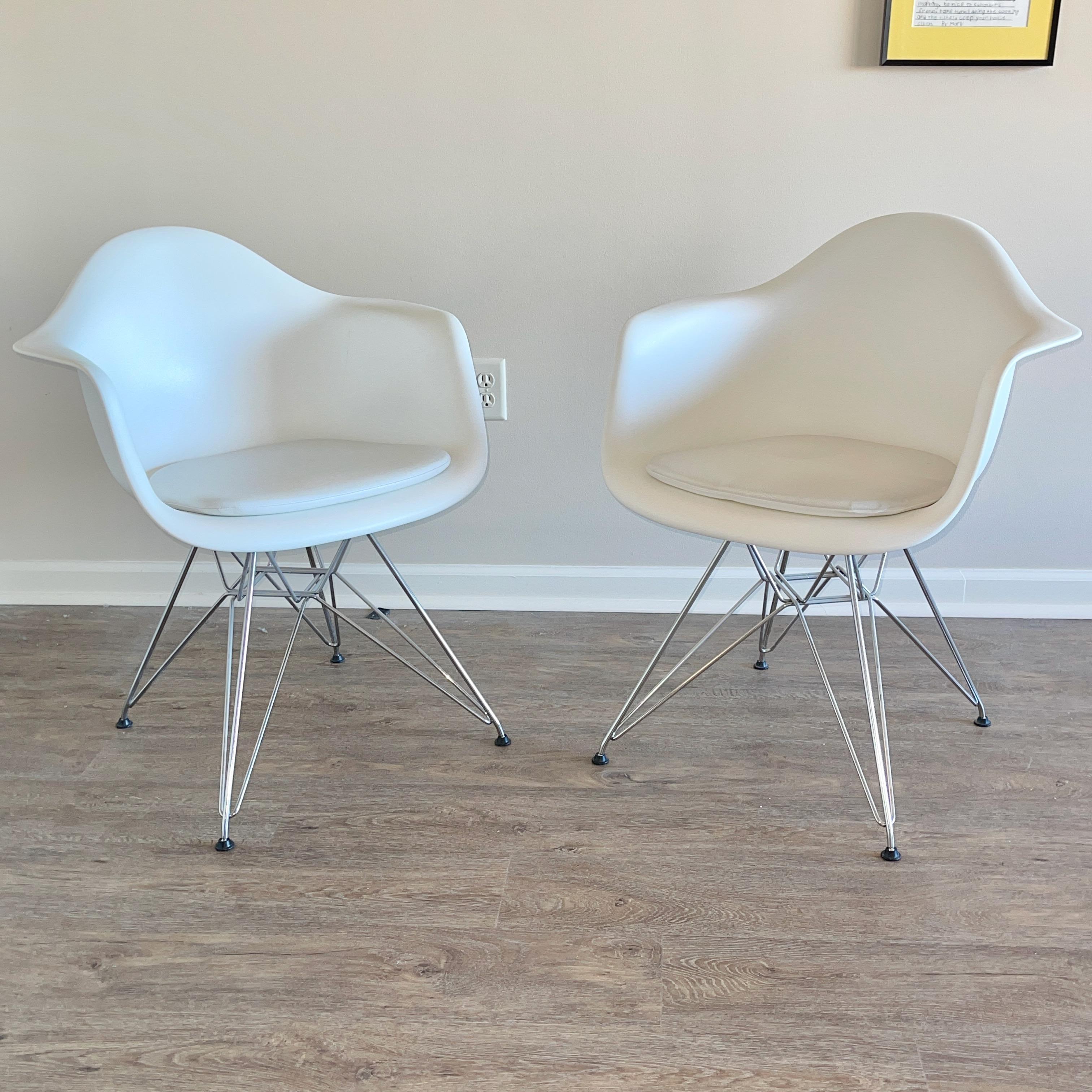 Coppia di sedie Herman Miller a conchiglia originale in polipropilene resistente e riciclabile al 100%. La sottile texture opaca della scocca in plastica reingegnerizzata mantiene la morbida tattilità del design originale, con gambe in filo cromato