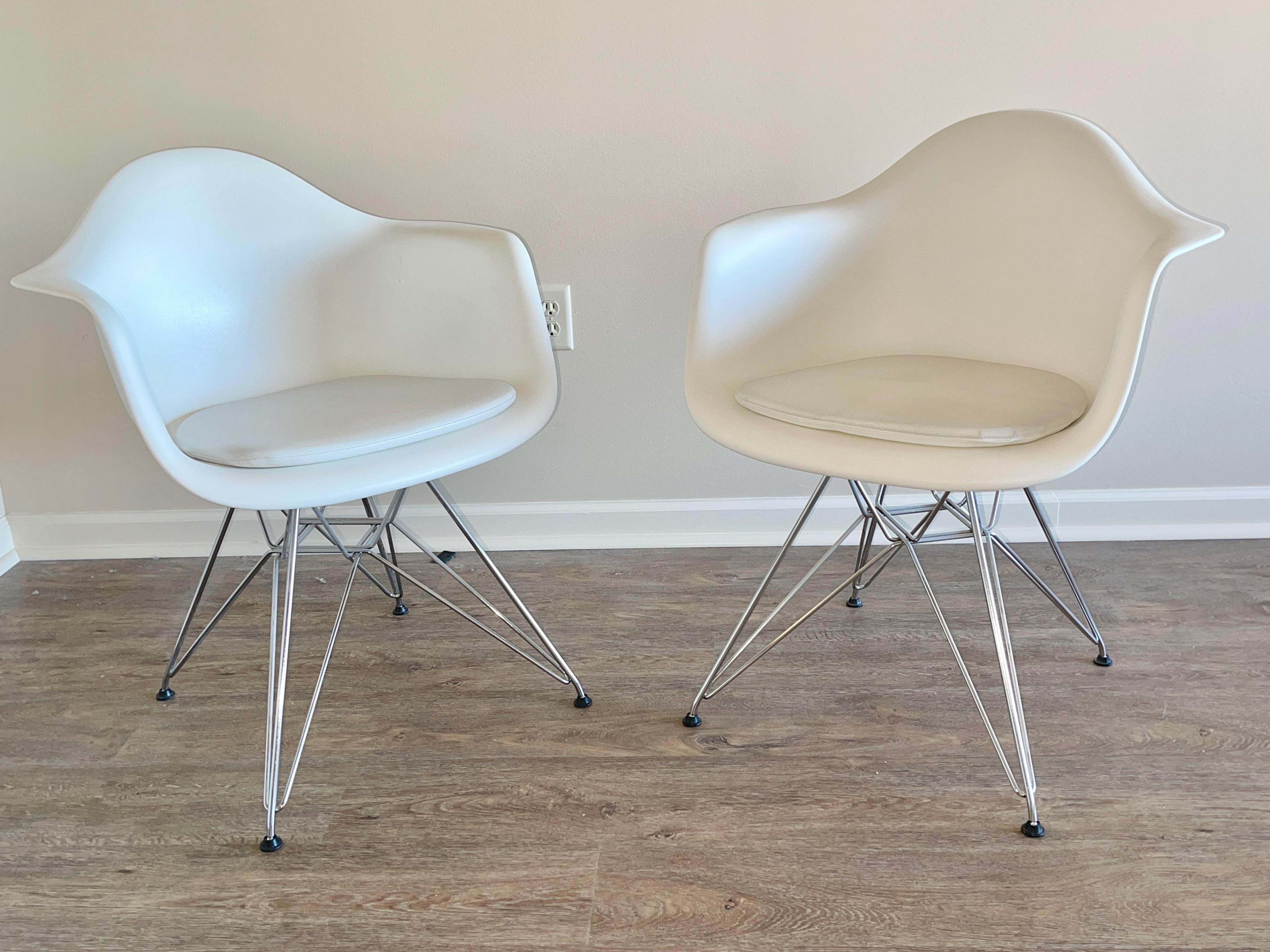 Mid-Century moderno Coppia di poltrone Eames in plastica stampata in vendita