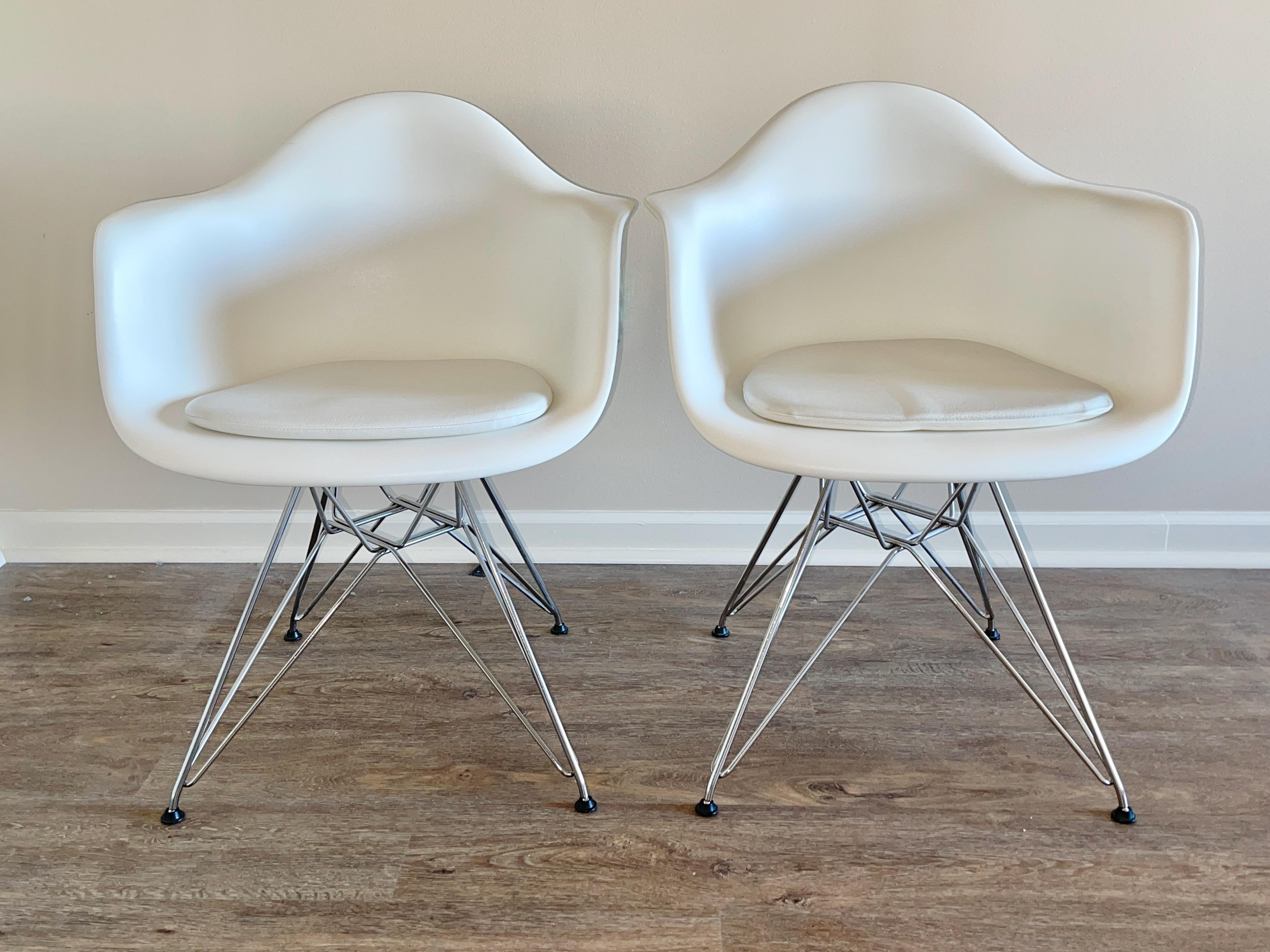 Americano Coppia di poltrone Eames in plastica stampata in vendita