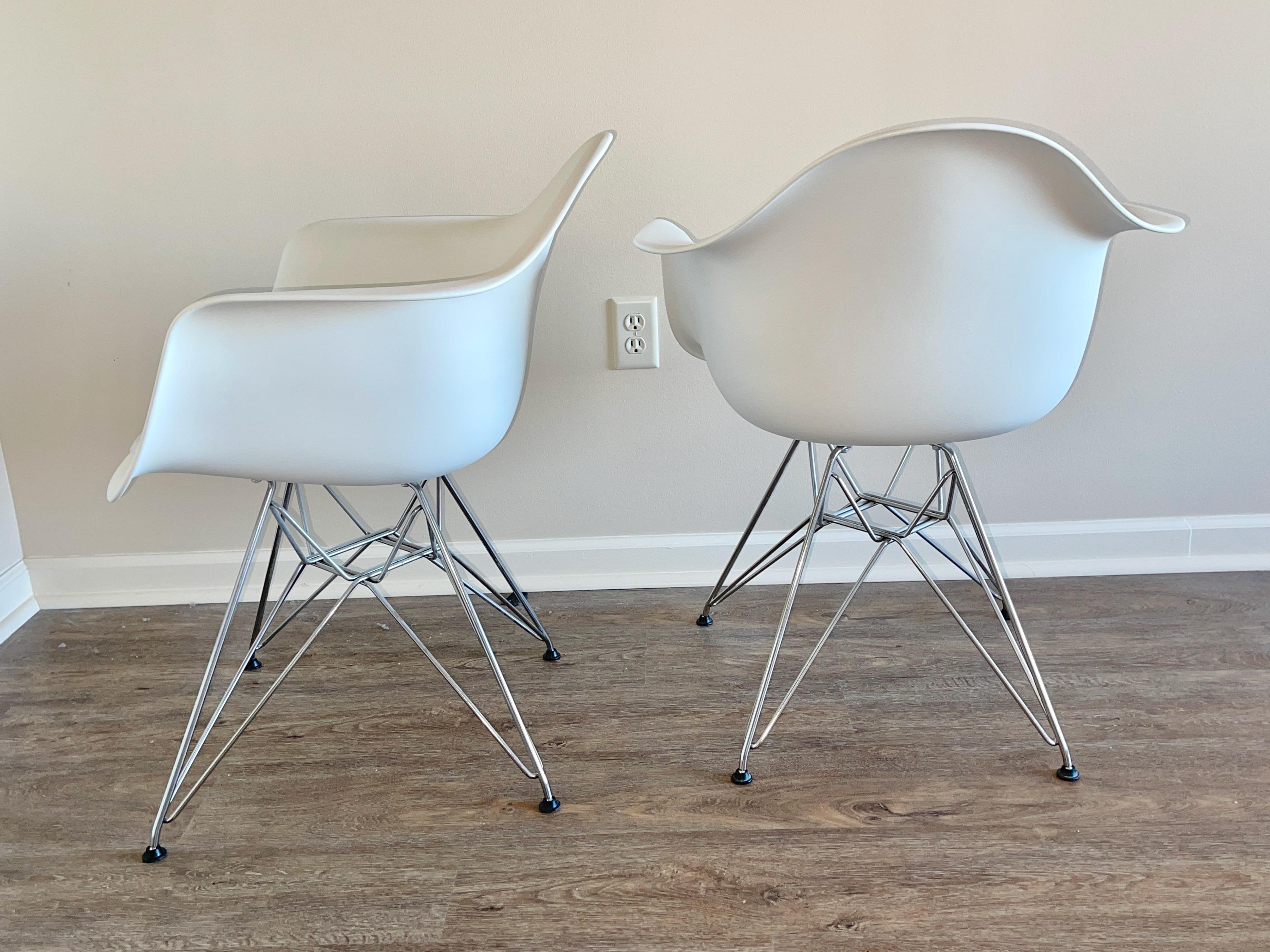 Coppia di poltrone Eames in plastica stampata In condizioni buone in vendita a Hanover, MA
