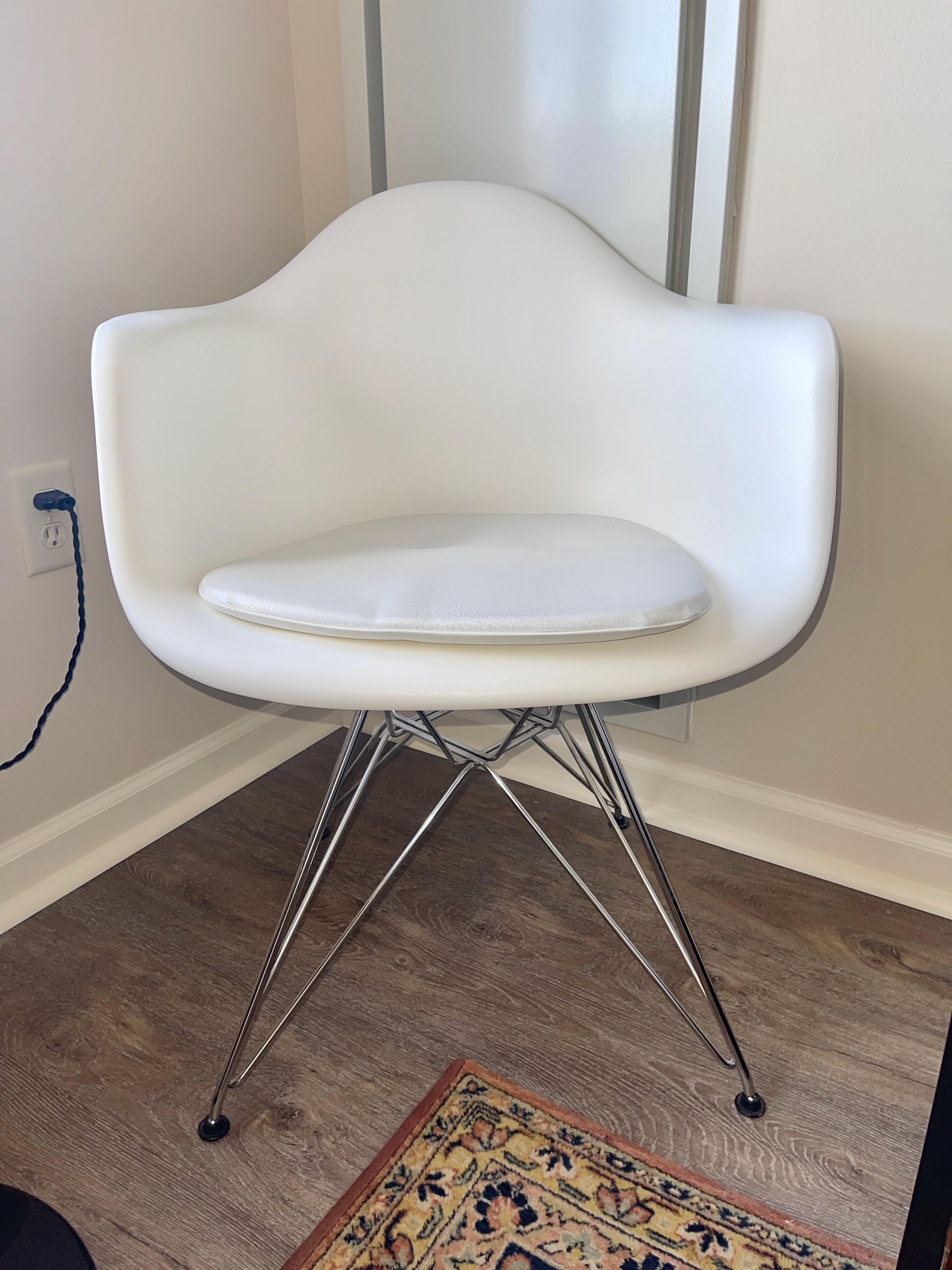 XXI secolo e contemporaneo Coppia di poltrone Eames in plastica stampata in vendita