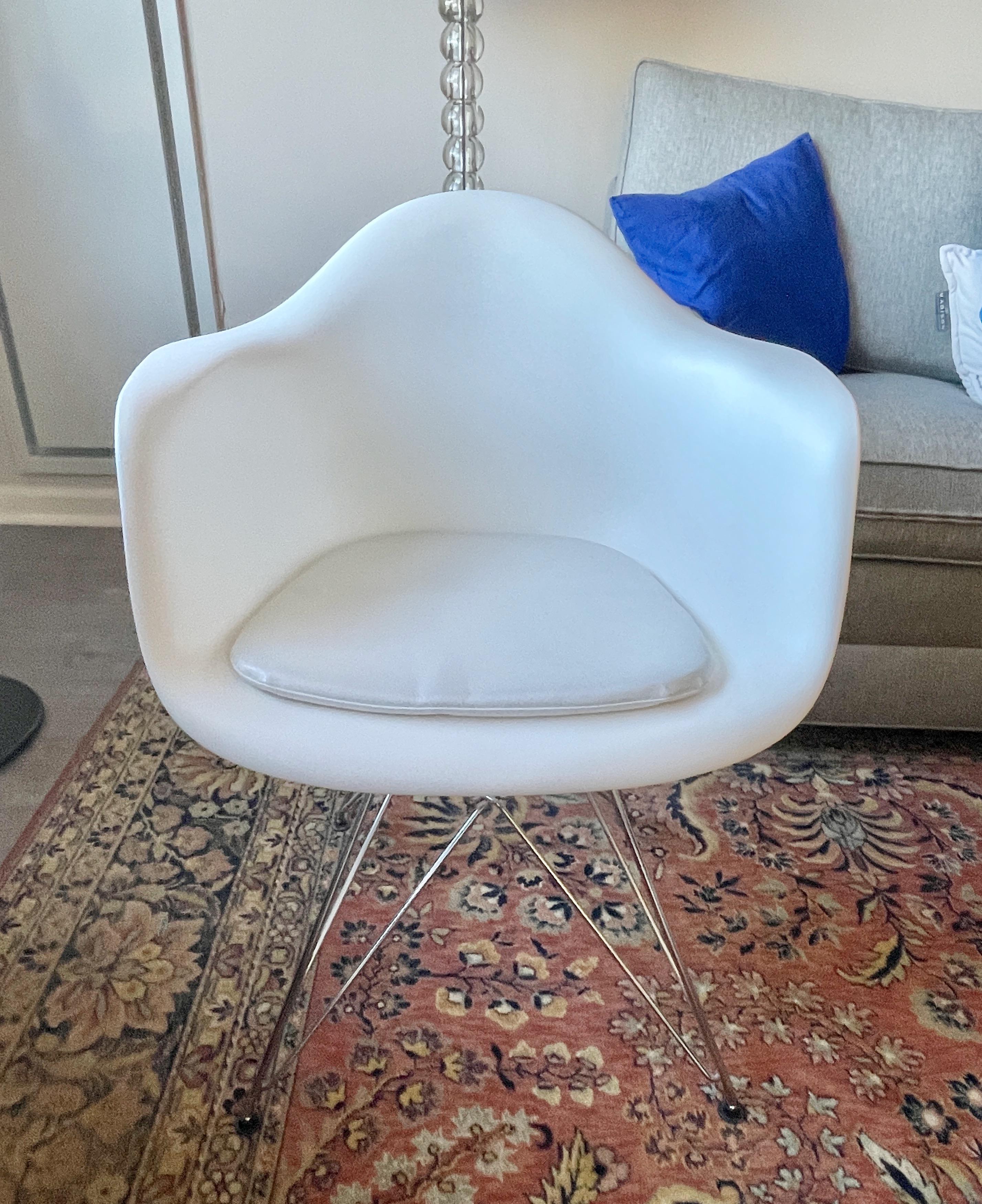 Cromo Coppia di poltrone Eames in plastica stampata in vendita