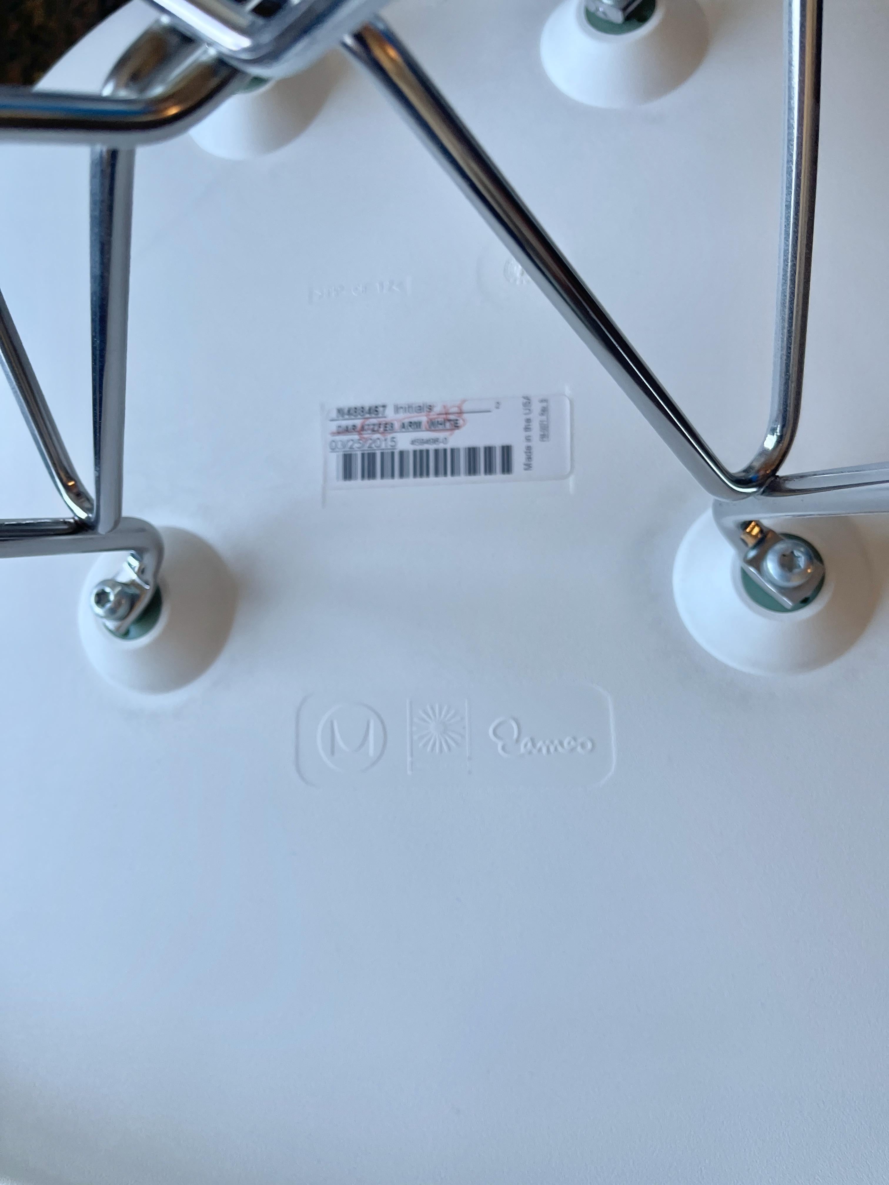 Coppia di poltrone Eames in plastica stampata in vendita 2