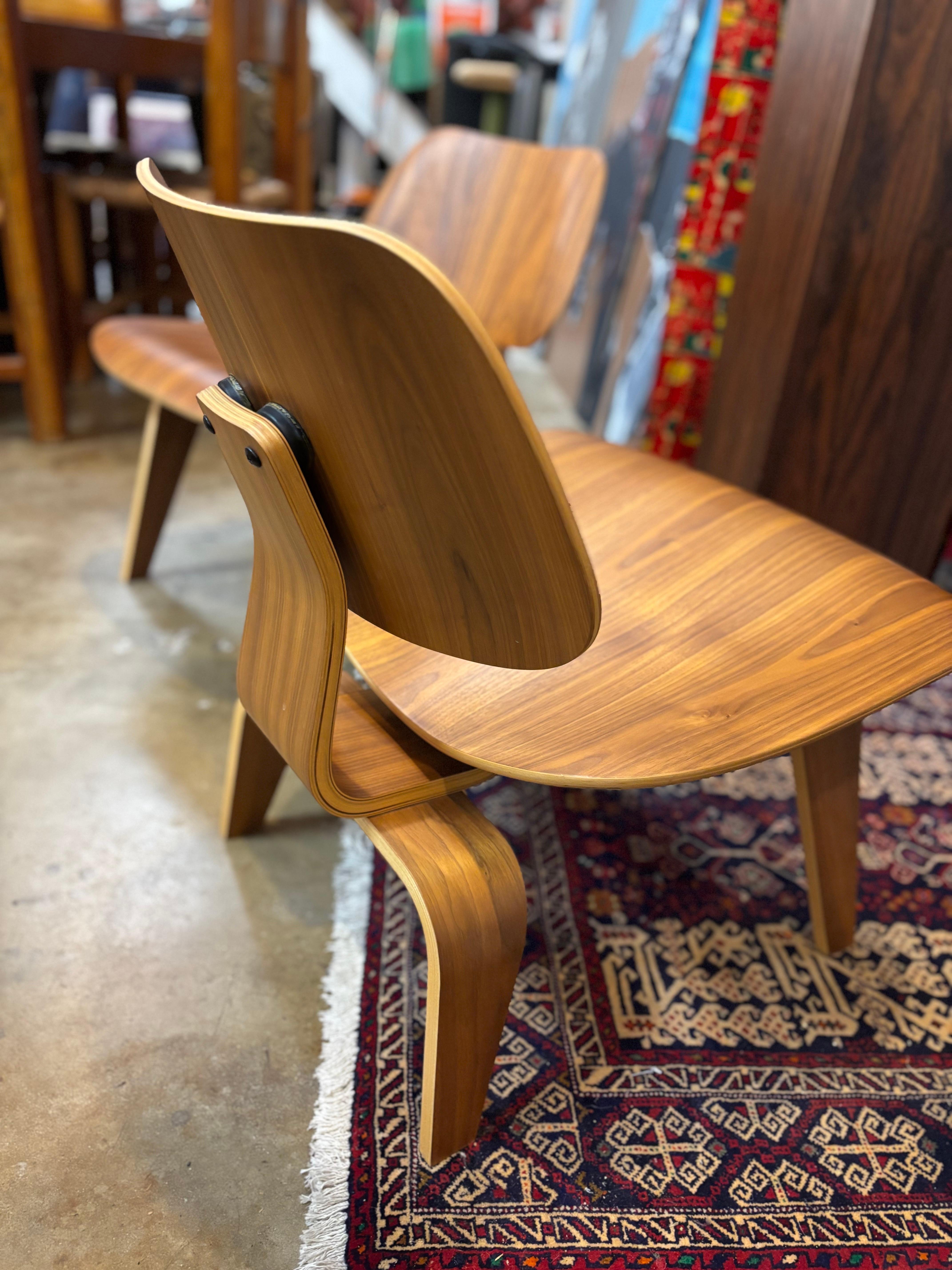 Mid-Century Modern Paire de chaises LCW Eames en contreplaqué moulé, 2013 en vente